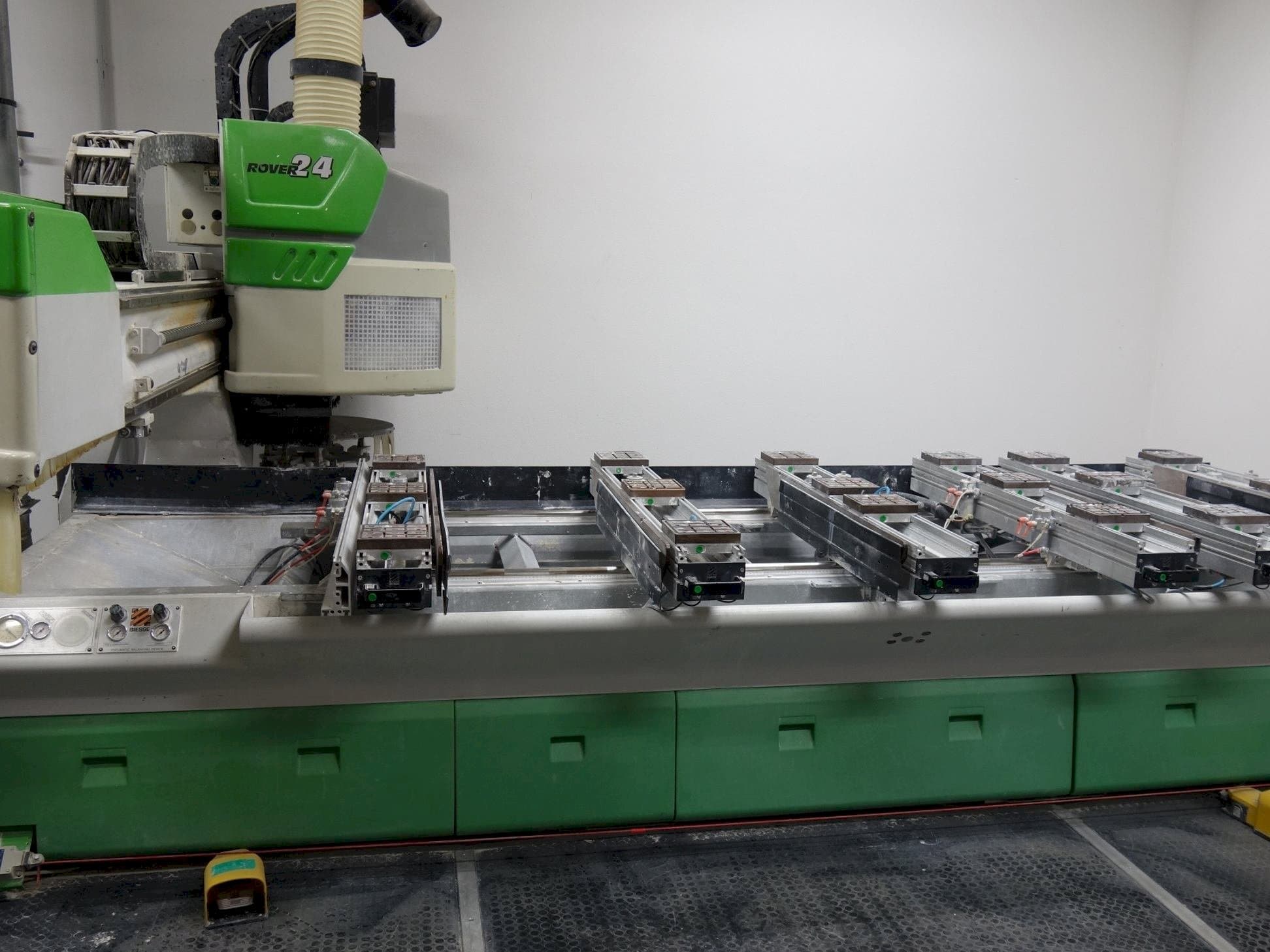 Prikaz  stroja BIESSE Rover 24 S  sprijeda