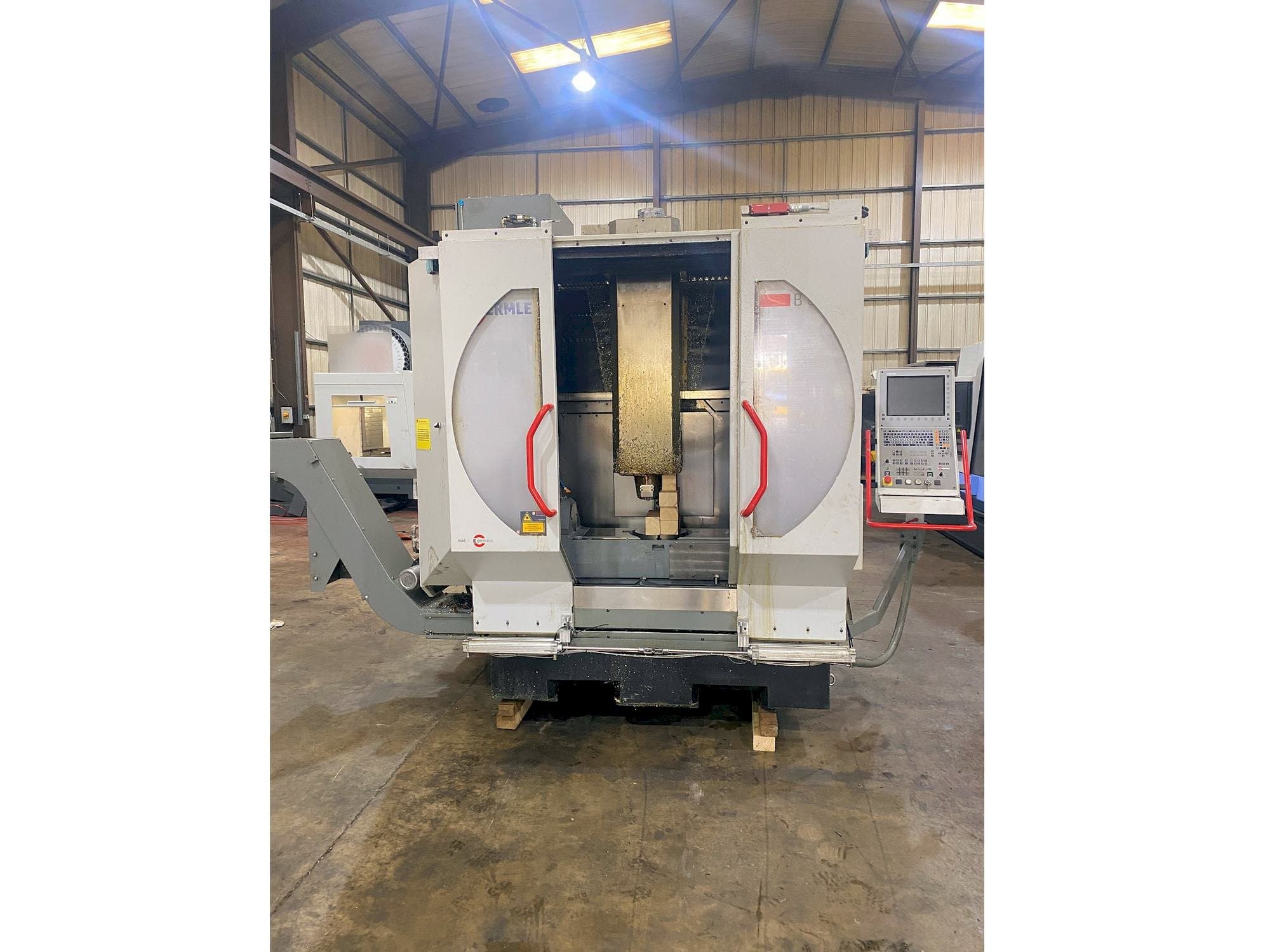 Prikaz  stroja HERMLE B 300 U  sprijeda