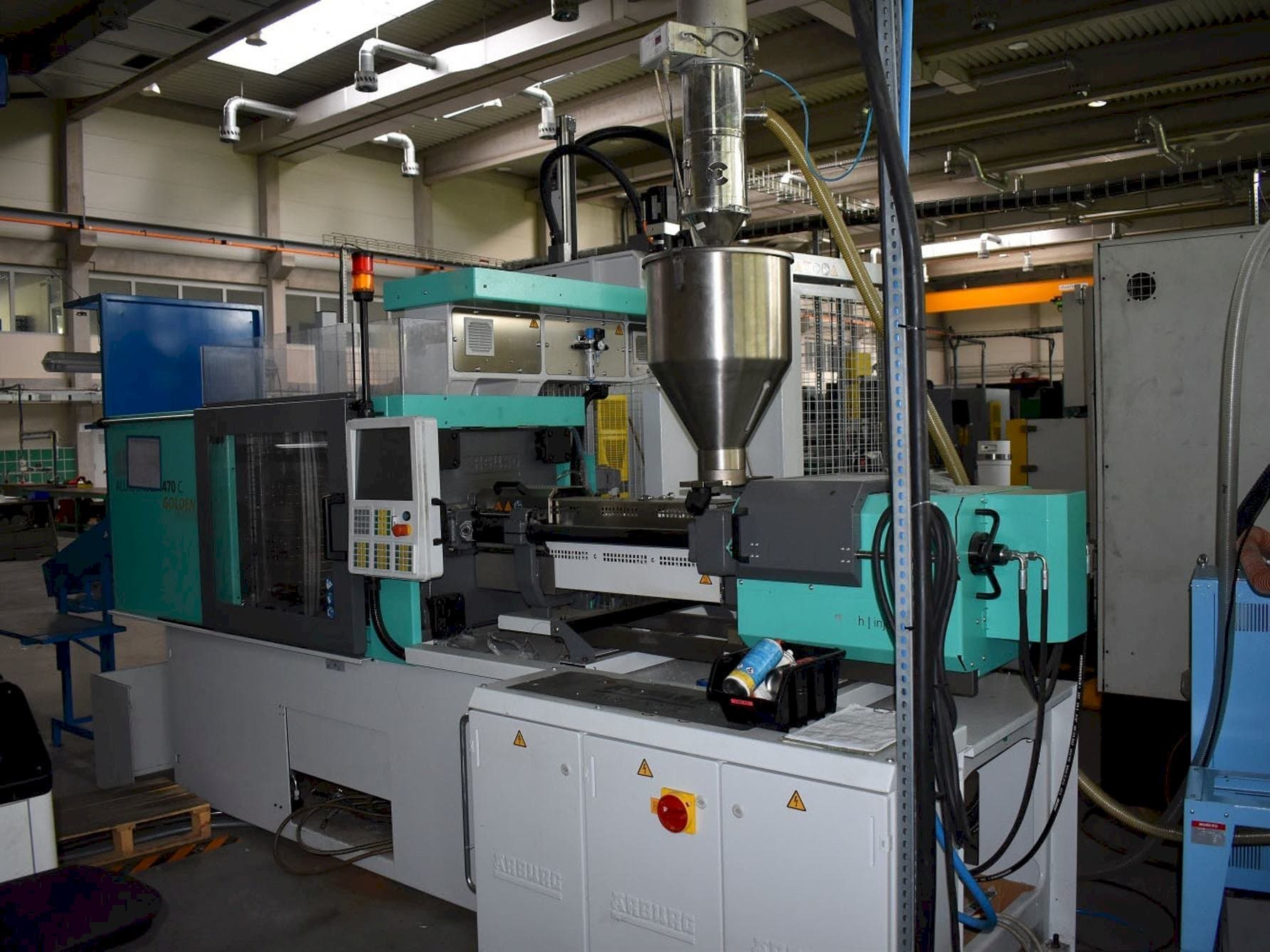 Prikaz  stroja Arburg ALLROUNDER 470 C 1500 - 400  sprijeda