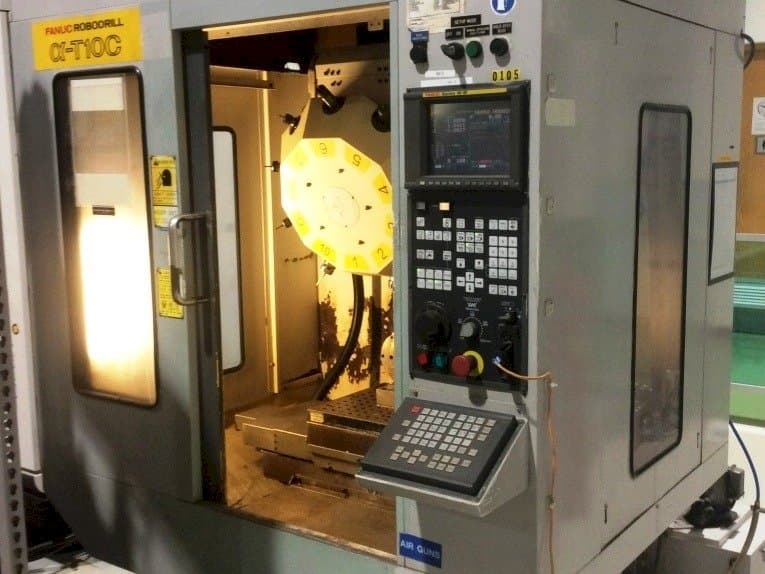 Prikaz  stroja FANUC RoboDrill Q-T10C  sprijeda