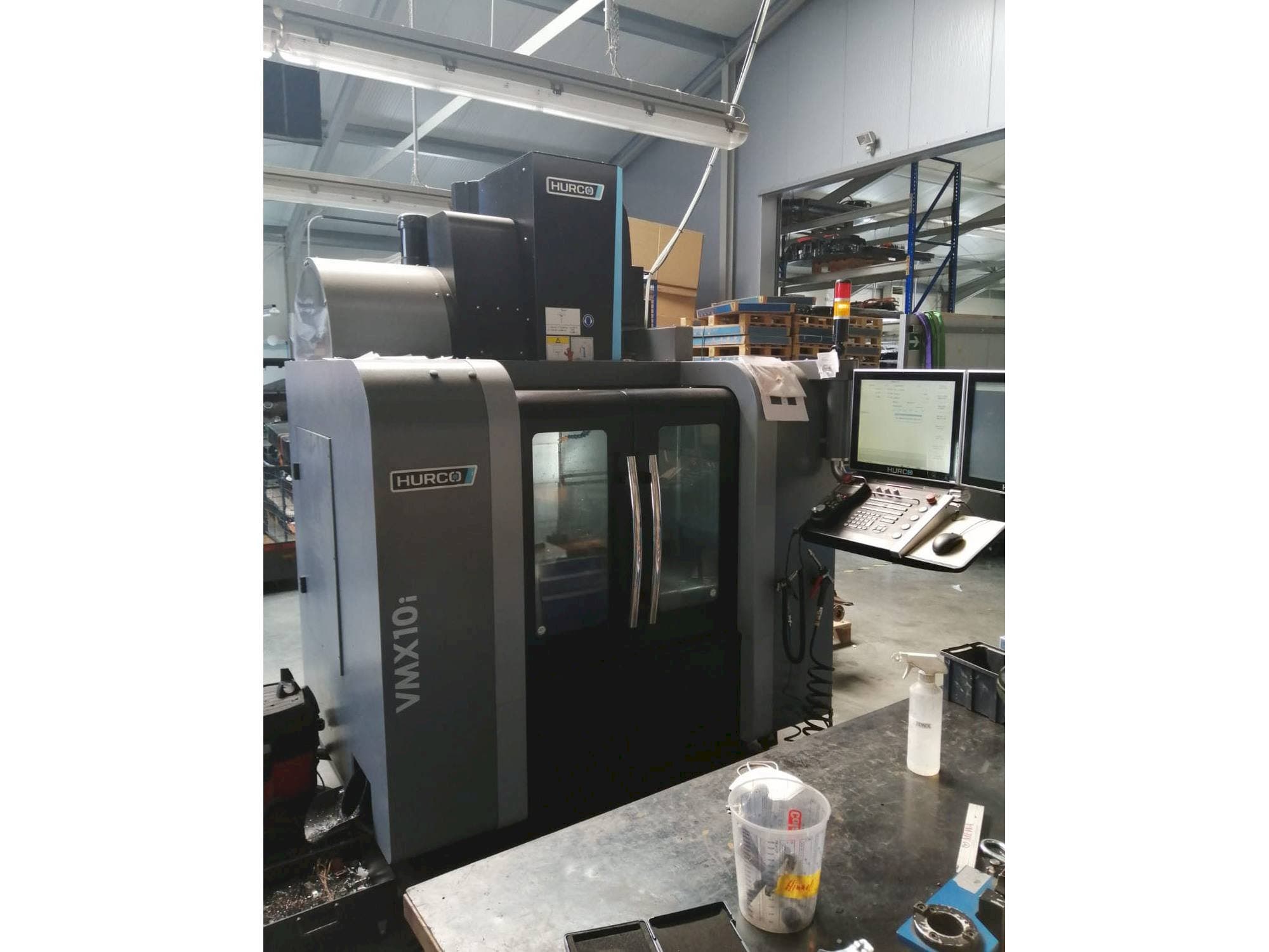 Prikaz  stroja Hurco VMX10i  sprijeda