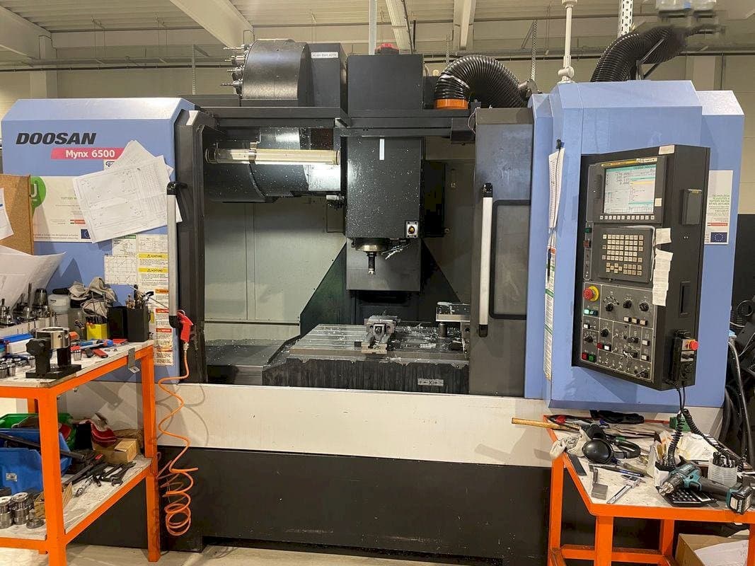 Prikaz  stroja Doosan MYNX DNM 6500  sprijeda