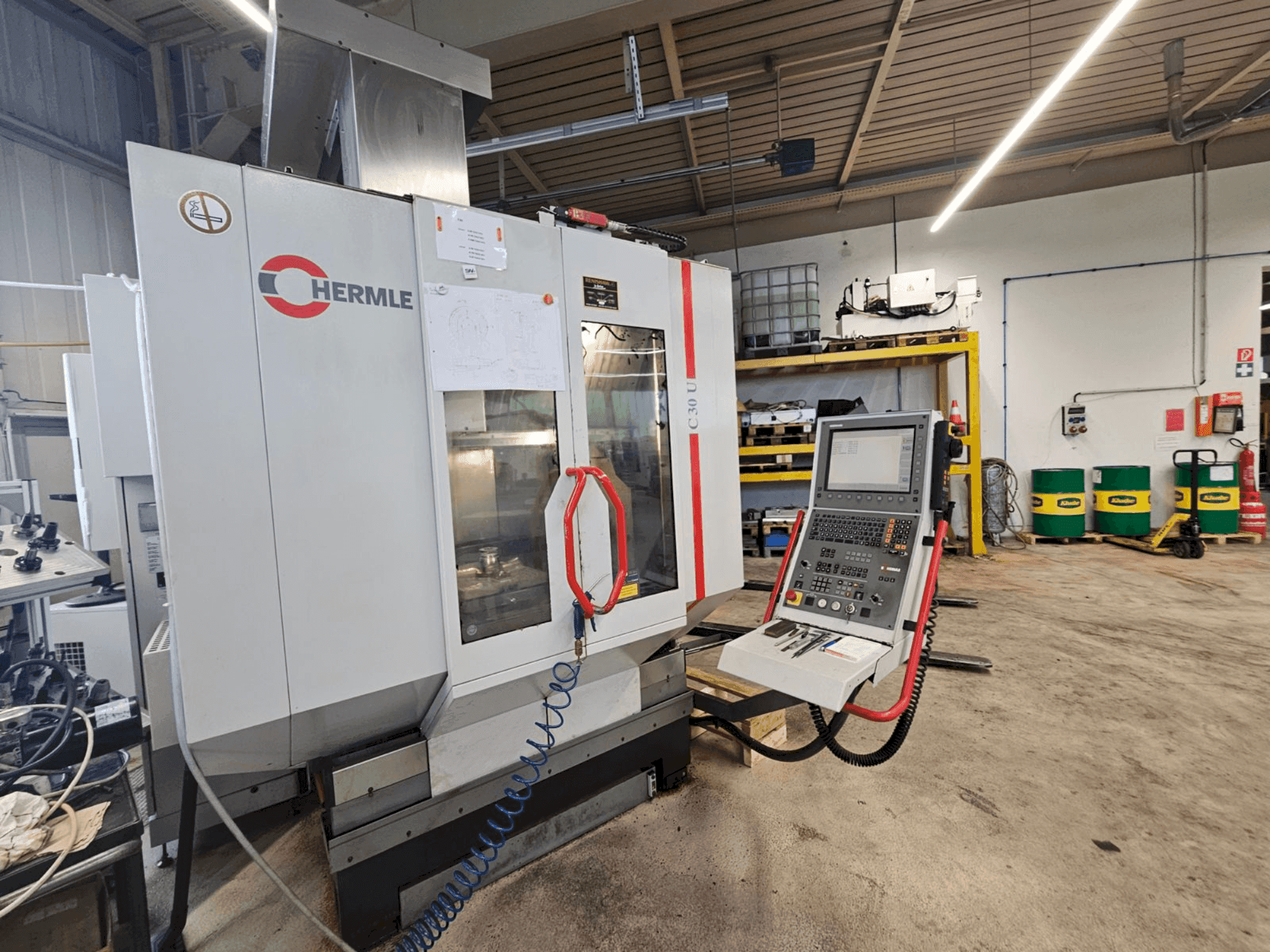 Prikaz  stroja HERMLE C 30 U  sprijeda