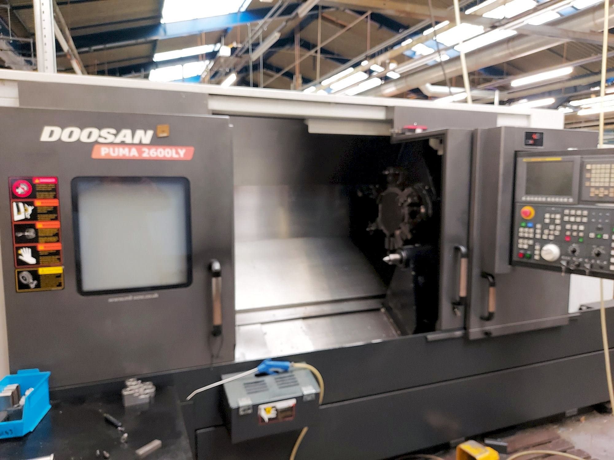 Prikaz  stroja Doosan Puma 2600LY  sprijeda