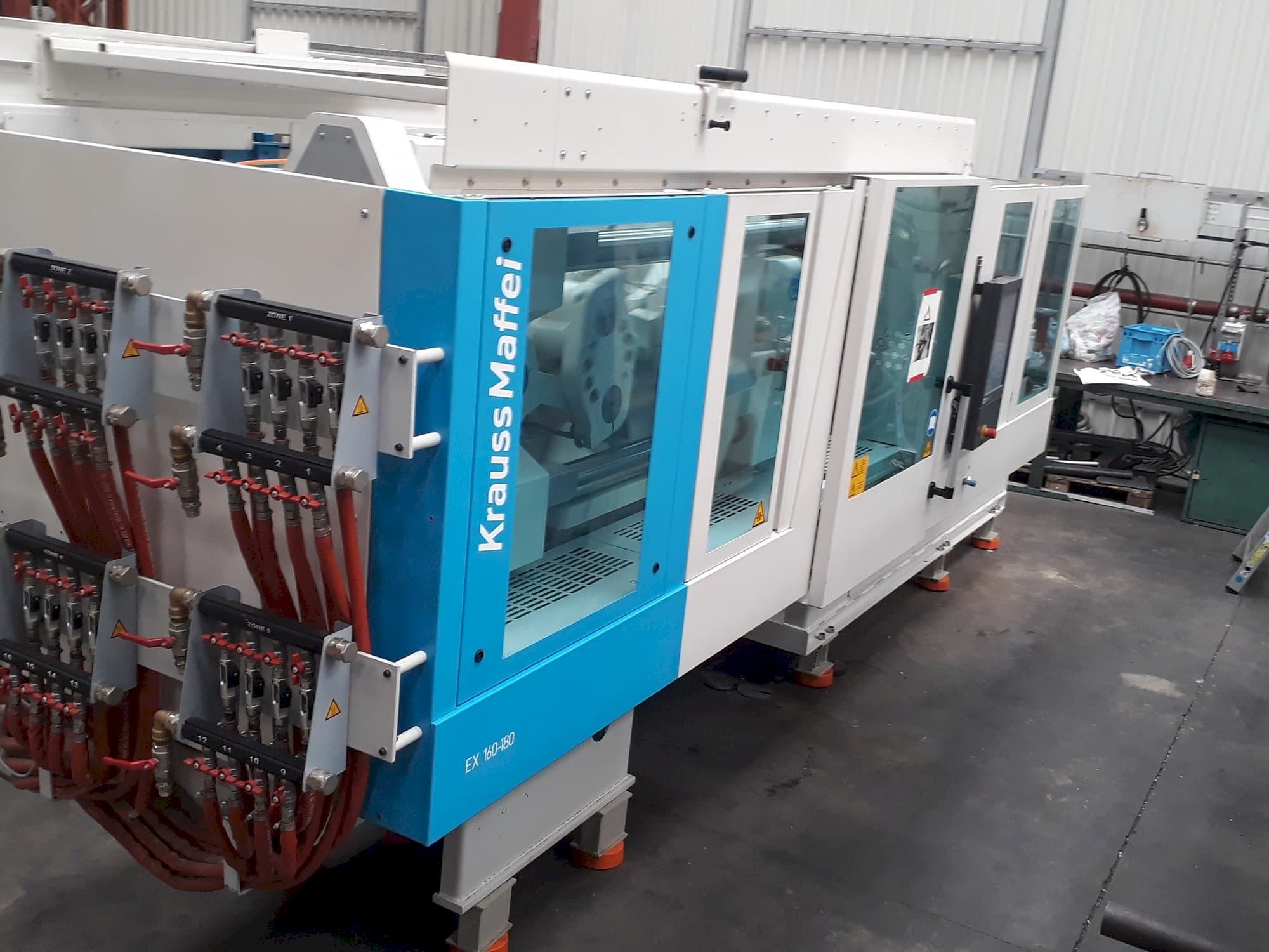 Prikaz lijeve strane  stroja Krauss Maffei 160-180 EX