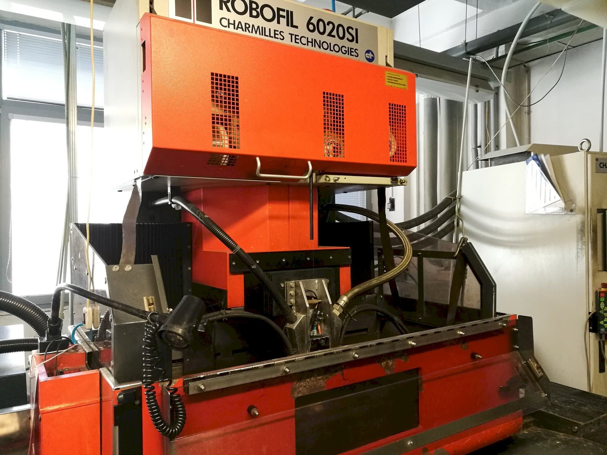 Prikaz  stroja CHARMILLES Robofil 6020 SI  sprijeda