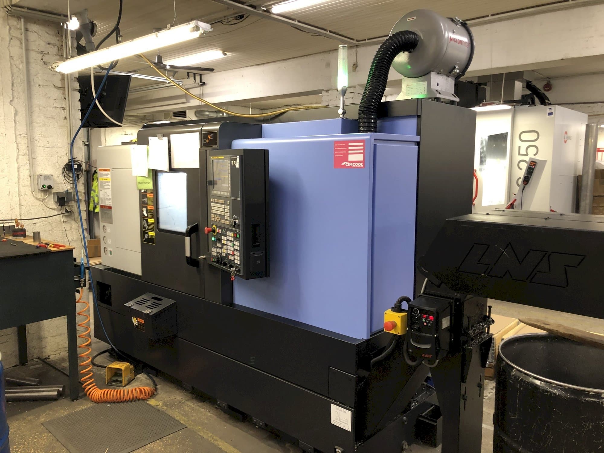 Prikaz  stroja Doosan Lynx 220 LYC  sprijeda