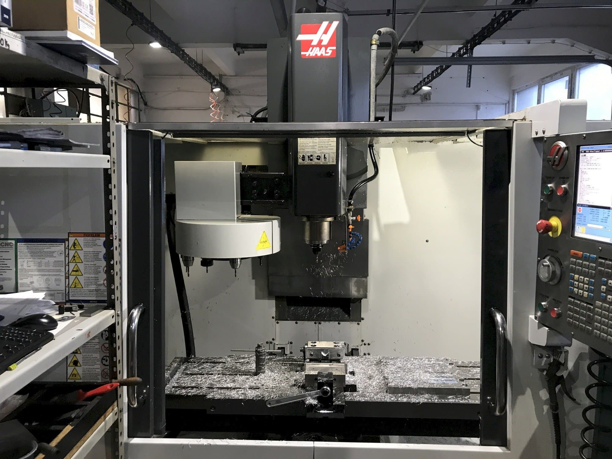 Prikaz  stroja HAAS TM-3P  sprijeda