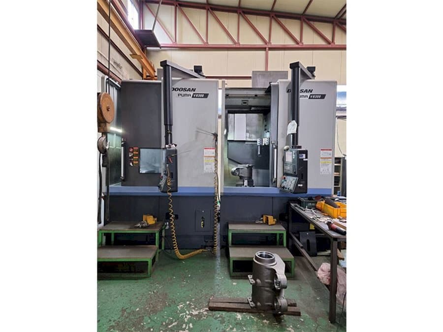 Prikaz  stroja Doosan Puma V8300  sprijeda