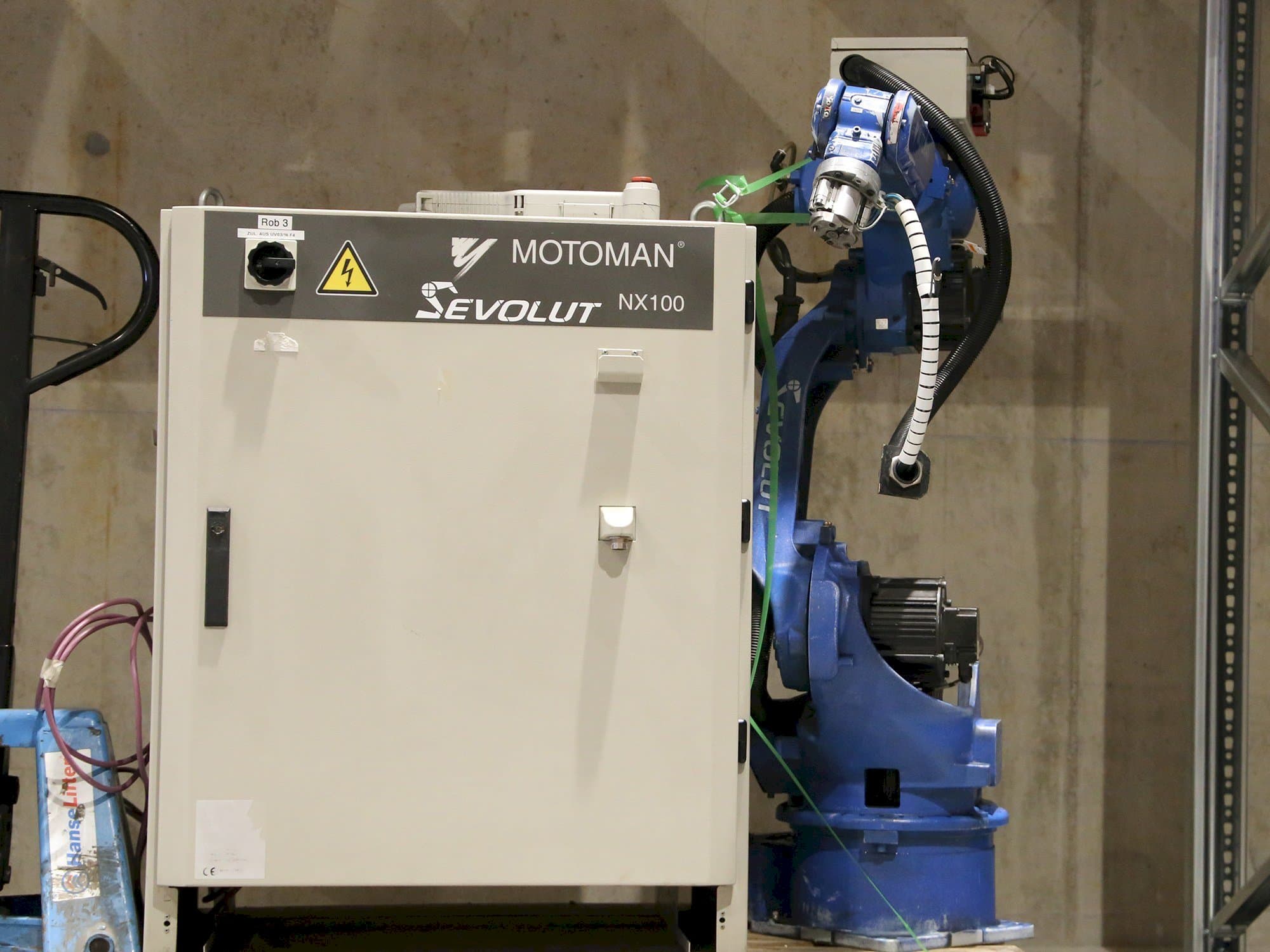 Prikaz  stroja Yaskawa Motoman HP6  sprijeda