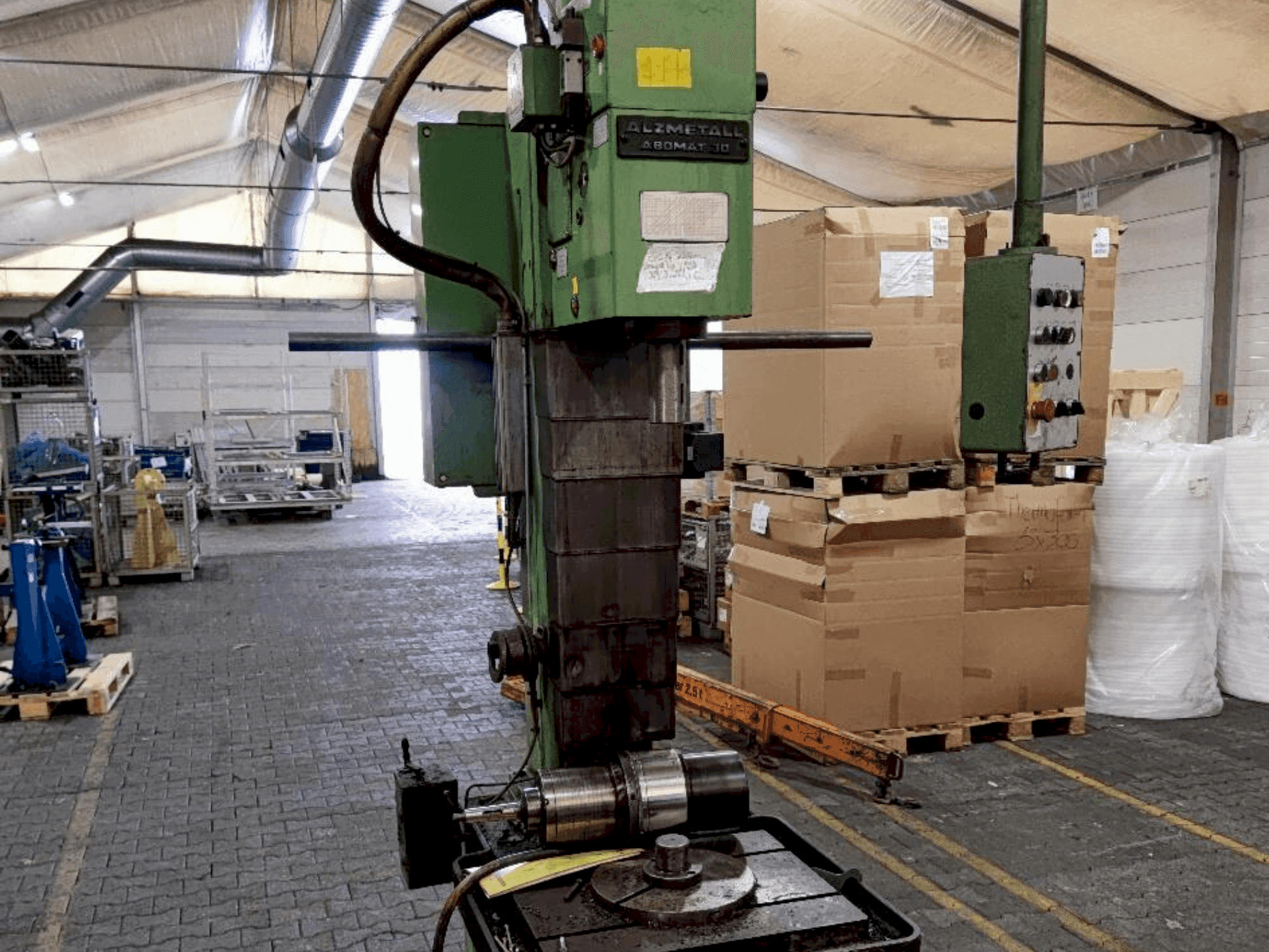 Prikaz  stroja Alzmetall Abomat 30  sprijeda