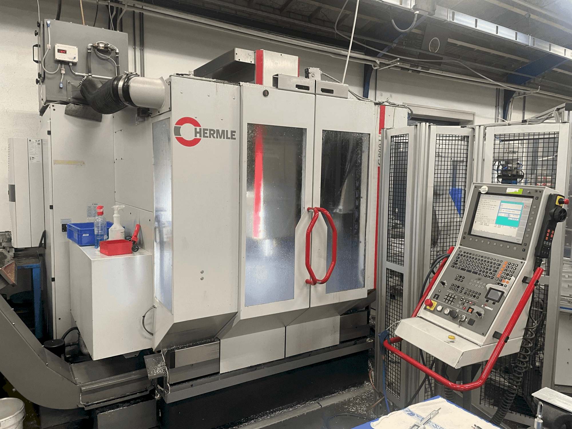 Prikaz  stroja HERMLE C 800 U  sprijeda