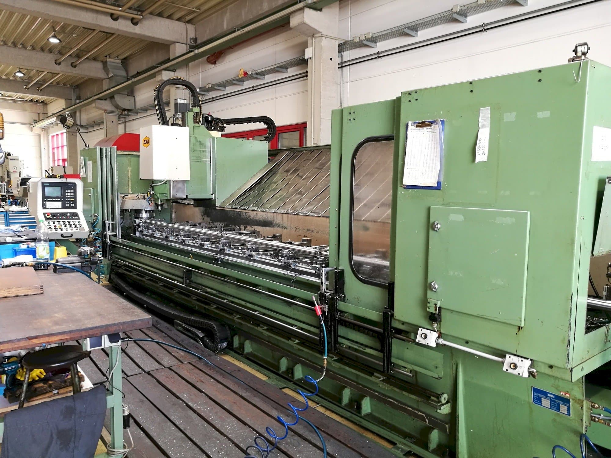 Prikaz  stroja AXA VSC 3  sprijeda