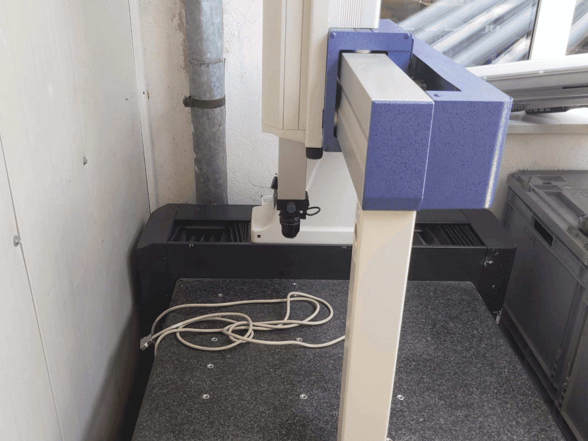 Prikaz  stroja Mitutoyo Crysta-Plus M443  sprijeda