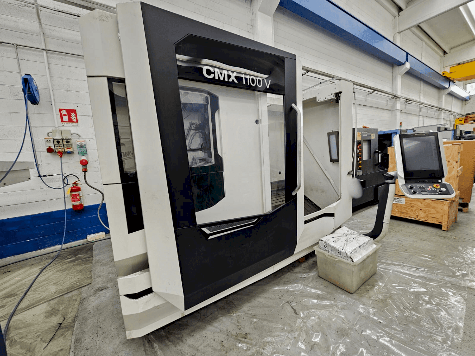Prikaz  stroja DMG MORI CMX 1100V  sprijeda