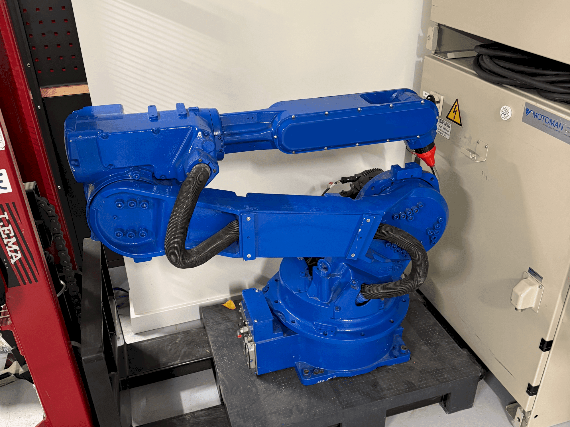 Prikaz  stroja Yaskawa Motoman YR HP 20D  sprijeda