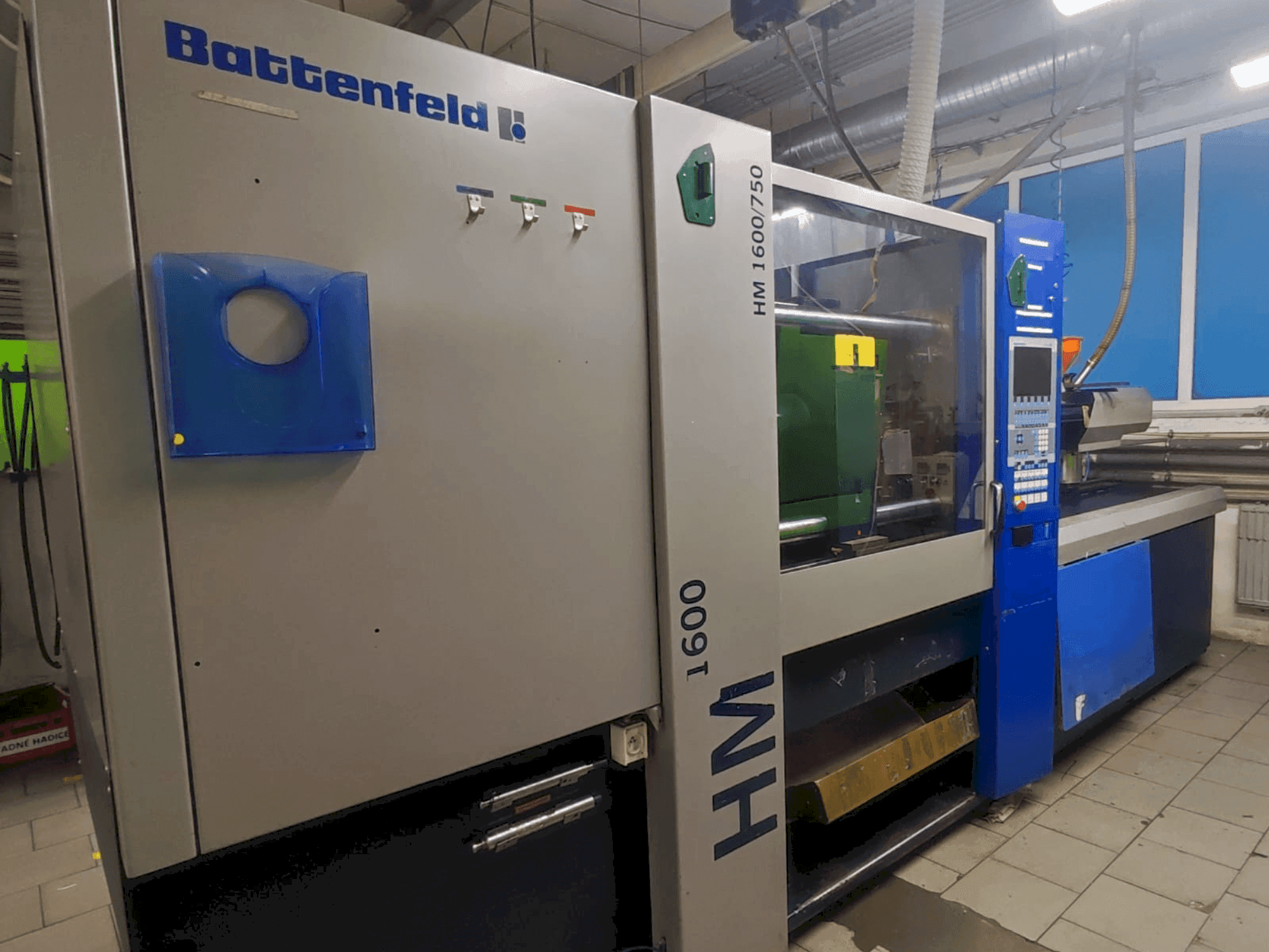 Prikaz  stroja Battenfeld HM 1600/750  sprijeda