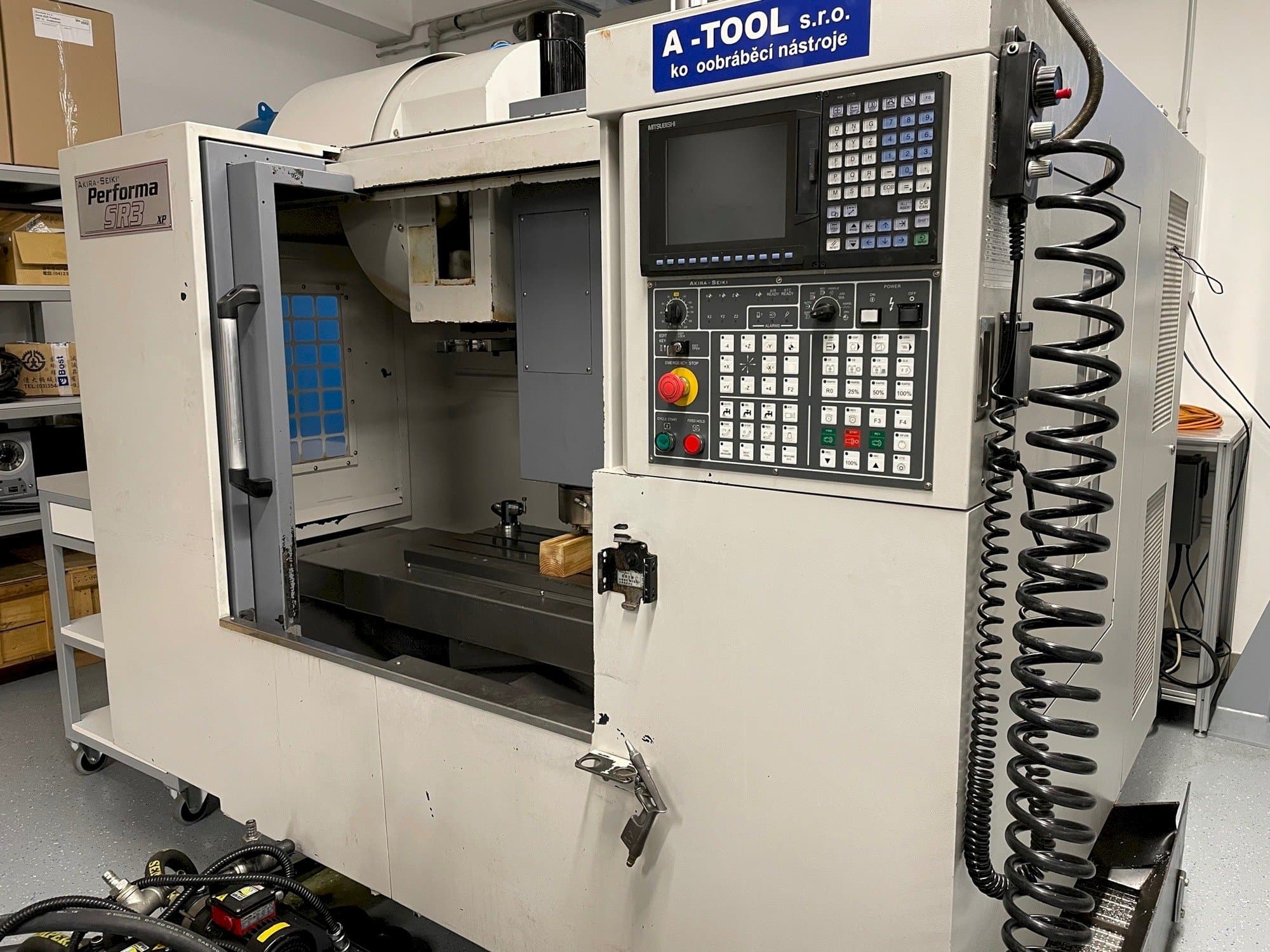 Prikaz  stroja Akira Seiki SR3XP  sprijeda