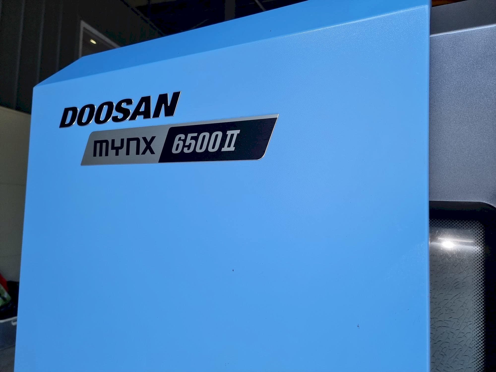 Prikaz  stroja Doosan MYNX 6500Ⅱ  sprijeda