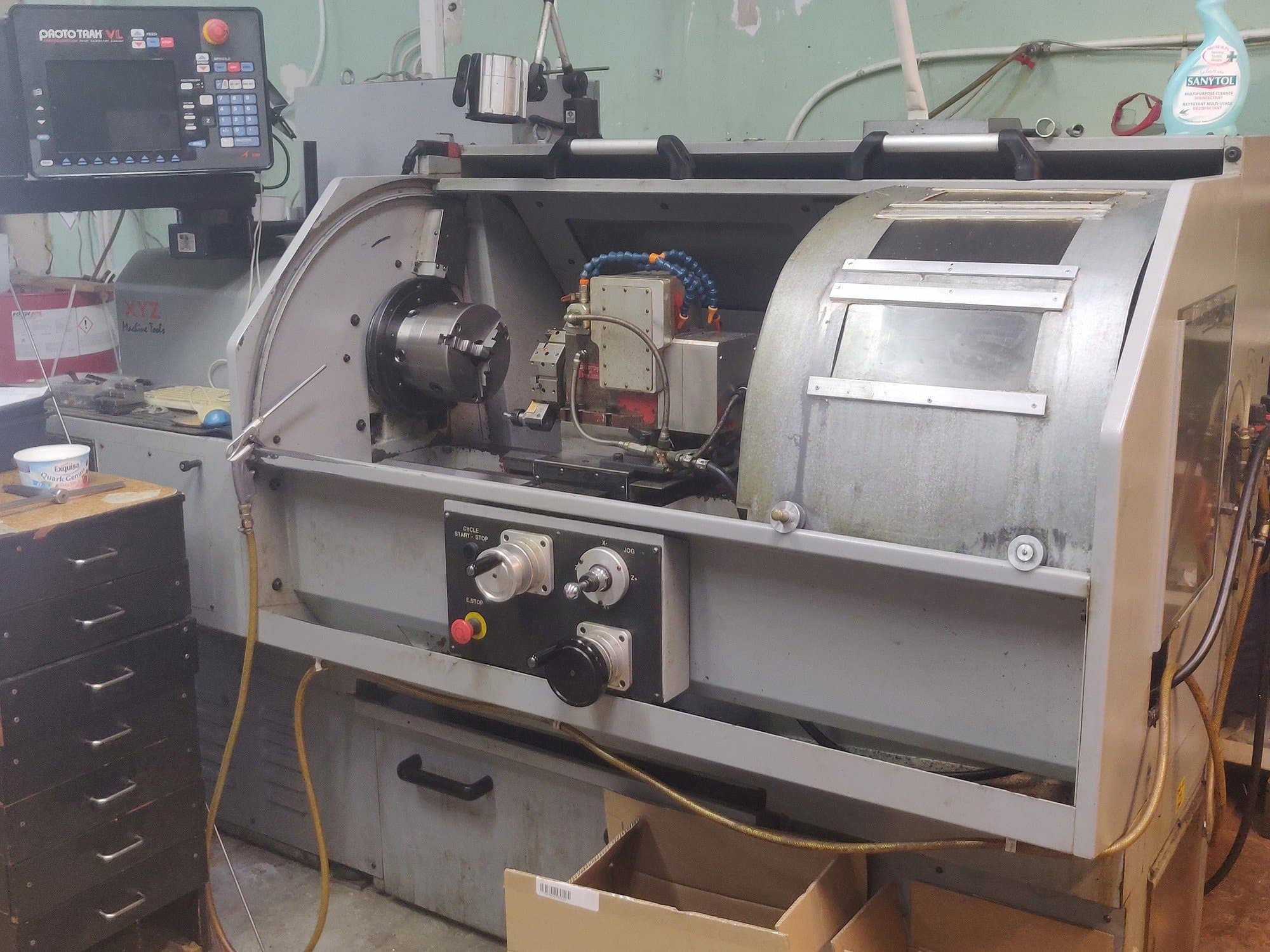 Prikaz lijeve strane  stroja XYZ VL355