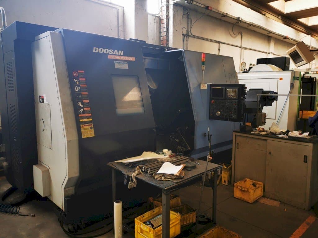 Prikaz  stroja Doosan Puma MX 2500  sprijeda
