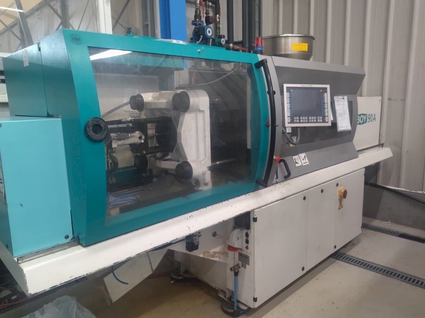 Prikaz  stroja BOY 90A  sprijeda