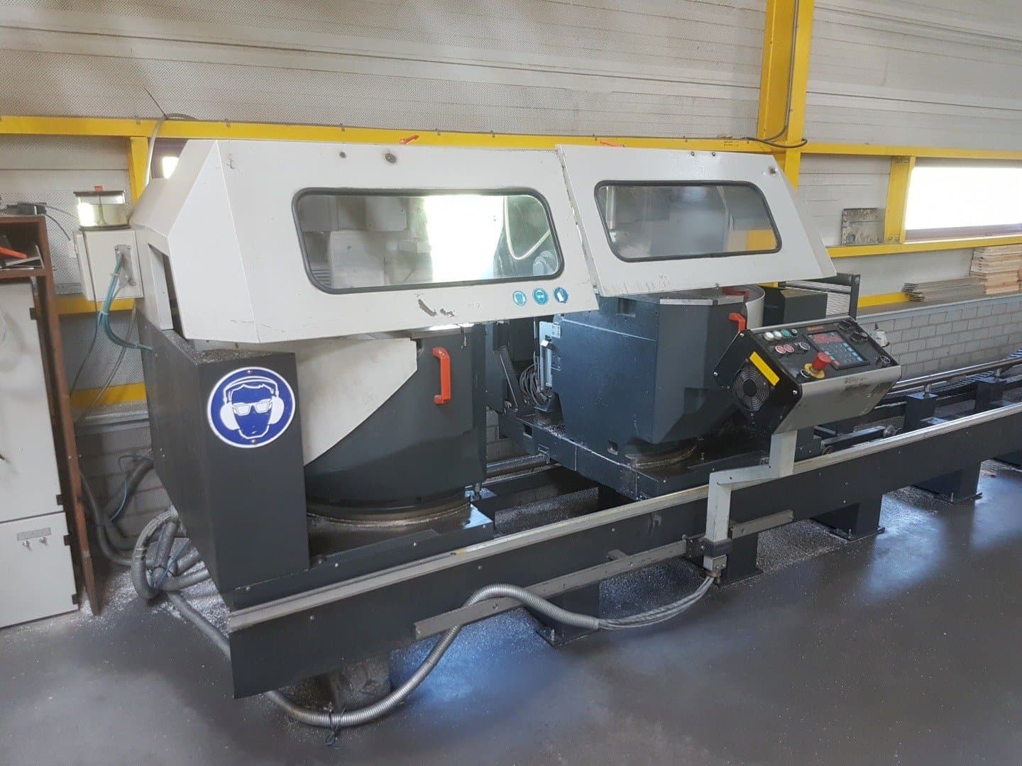 Prikaz  stroja Elumatec DG 244  sprijeda