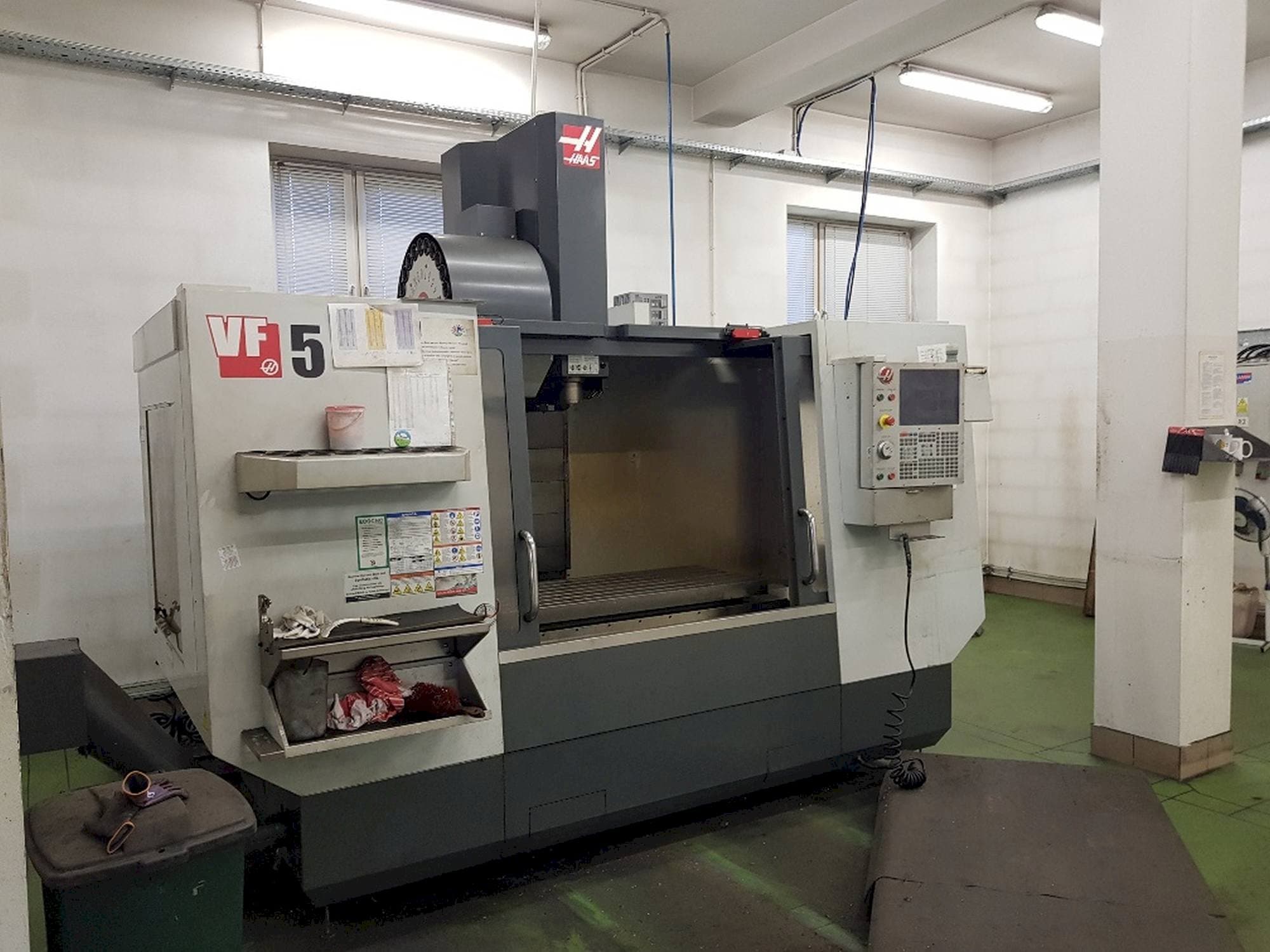 Prikaz  stroja HAAS VF-5/40  sprijeda