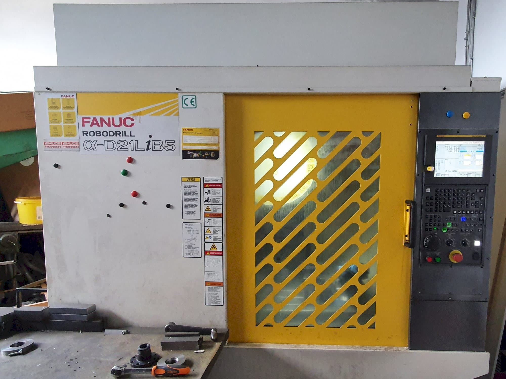 Prikaz  stroja FANUC ROBODRILL Alpha-D21LiB5  sprijeda