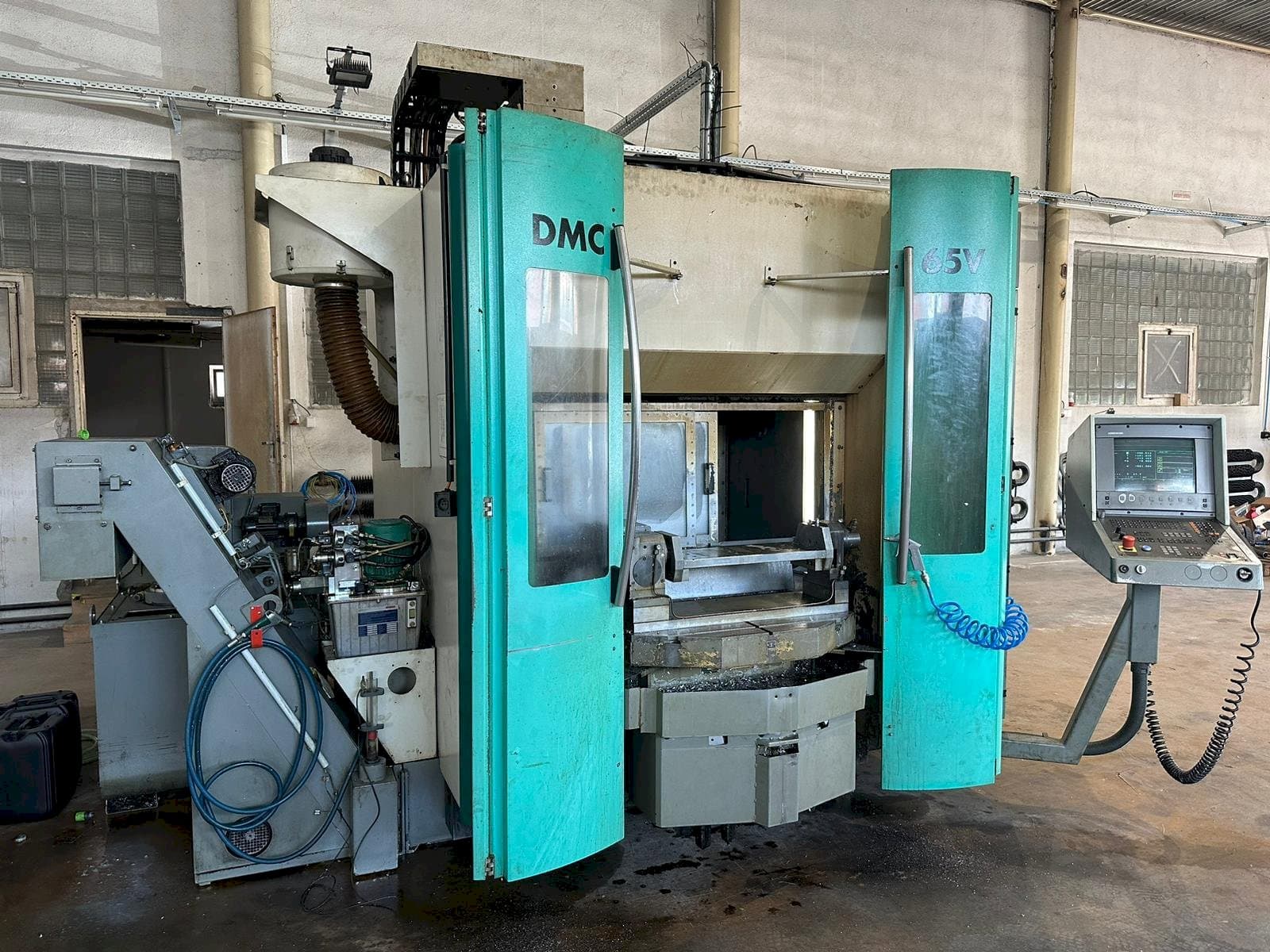 Prikaz  stroja DECKEL MAHO DMC 65V  sprijeda