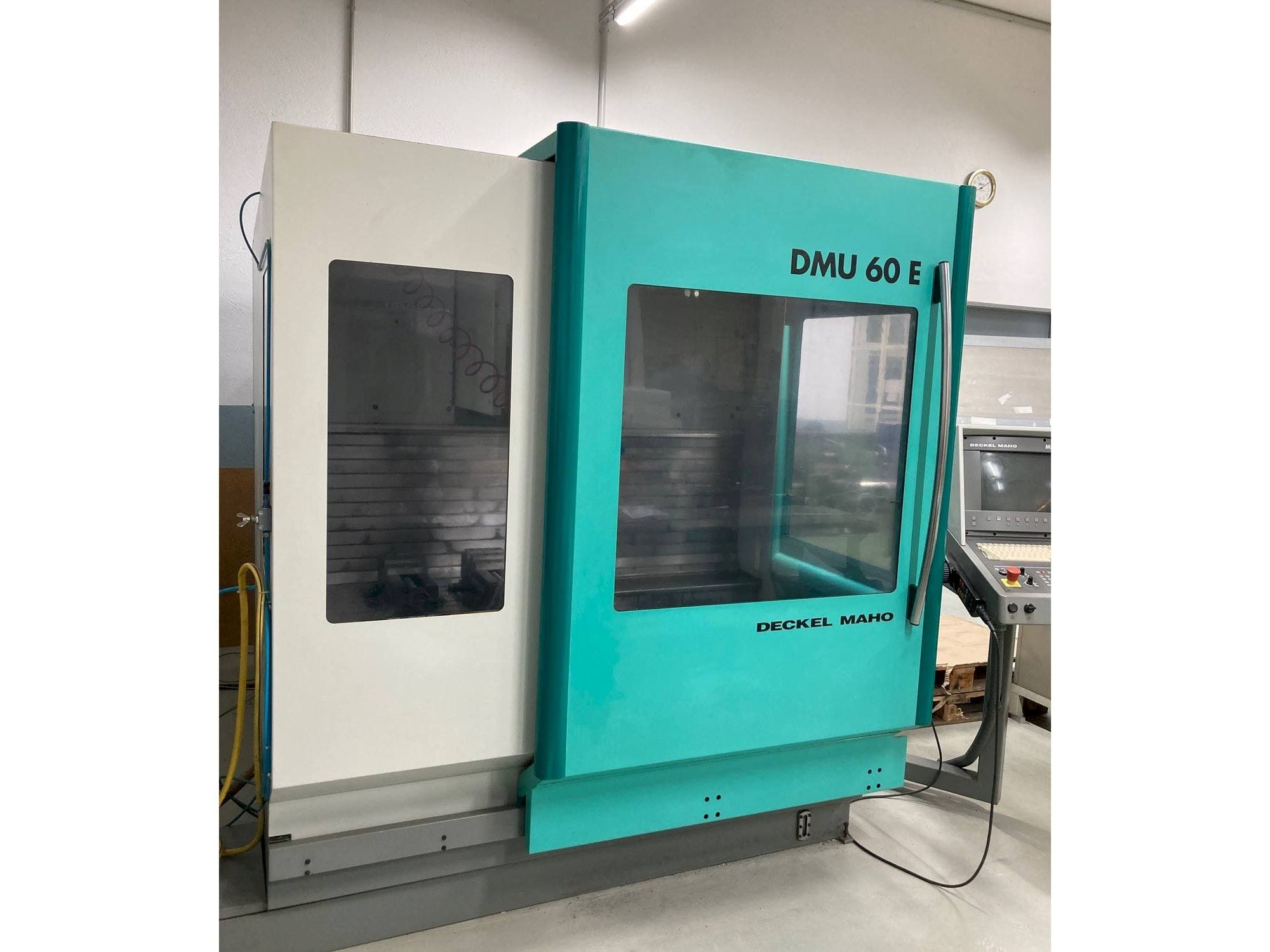Prikaz  stroja DECKEL MAHO DMU 60 E  sprijeda
