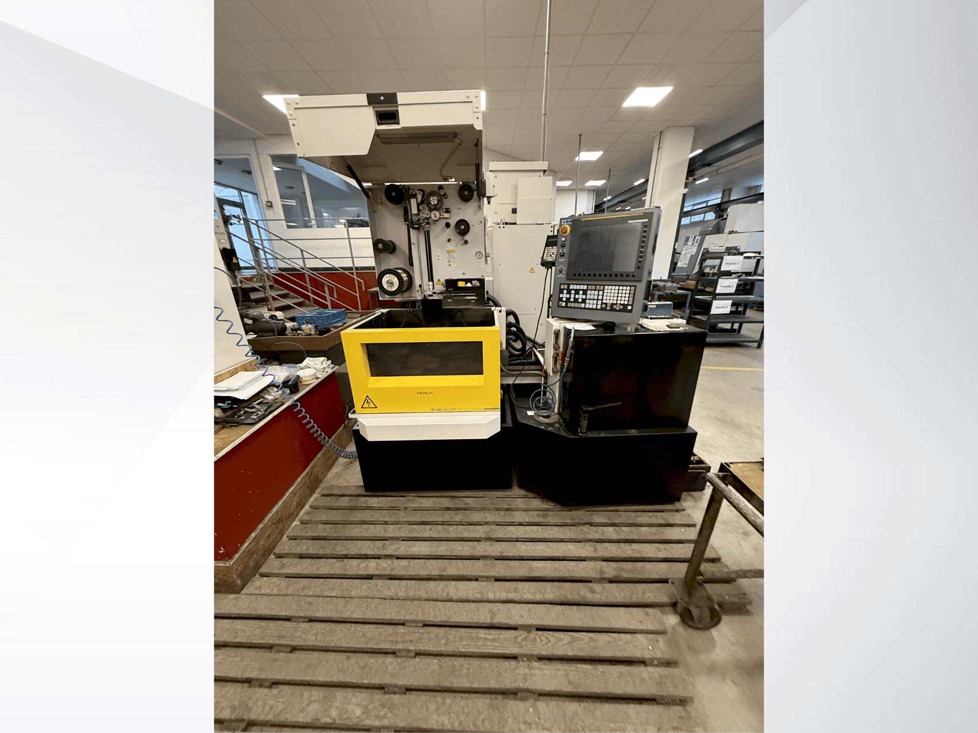 Prikaz  stroja FANUC Robocut alpha-C400iB  sprijeda