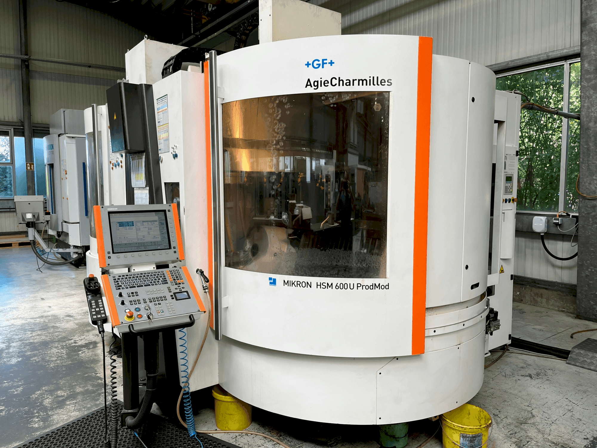 Prikaz  stroja MIKRON HSM 600 U  sprijeda