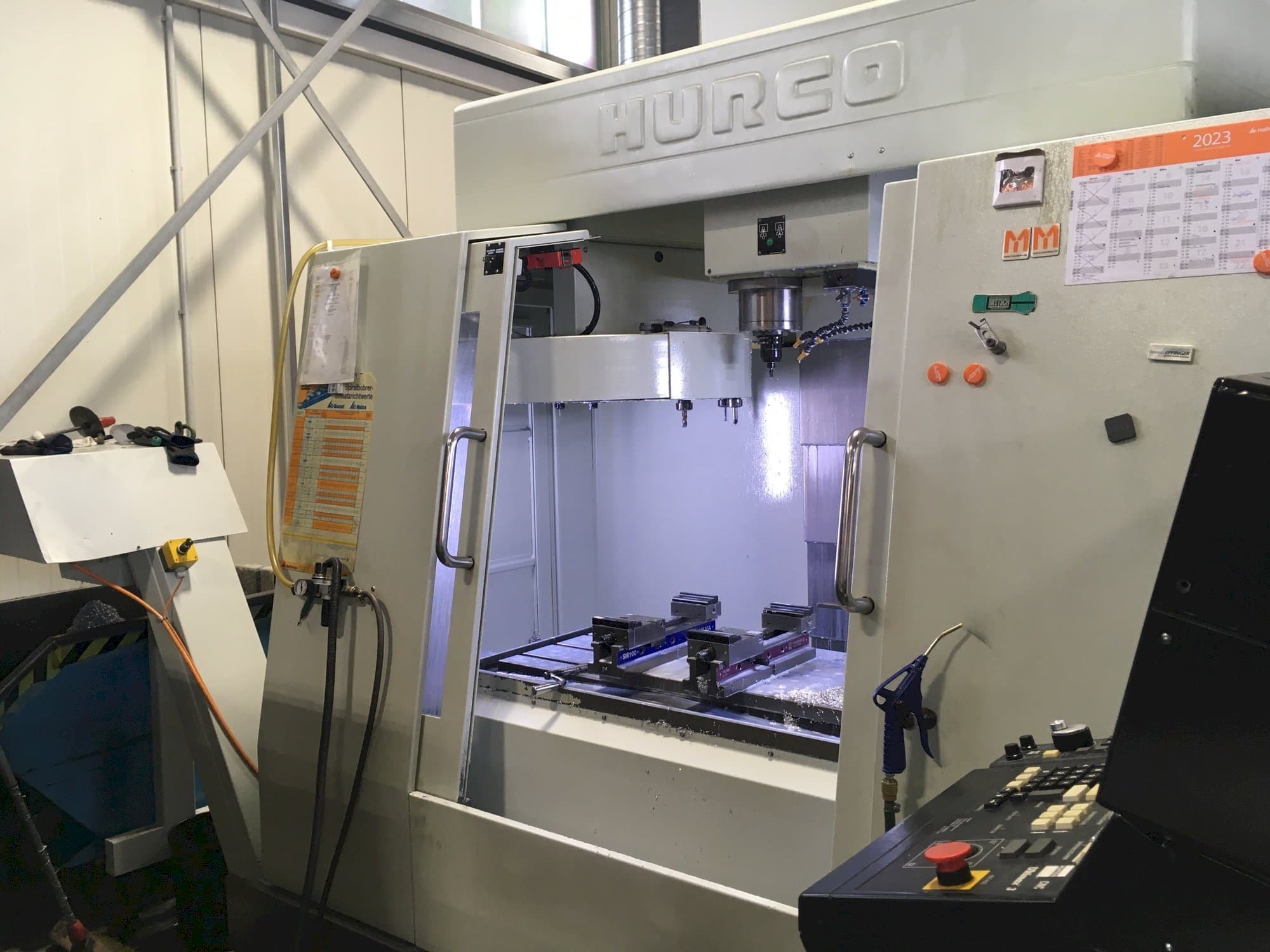 Prikaz  stroja Hurco BAC 30 HTM  sprijeda