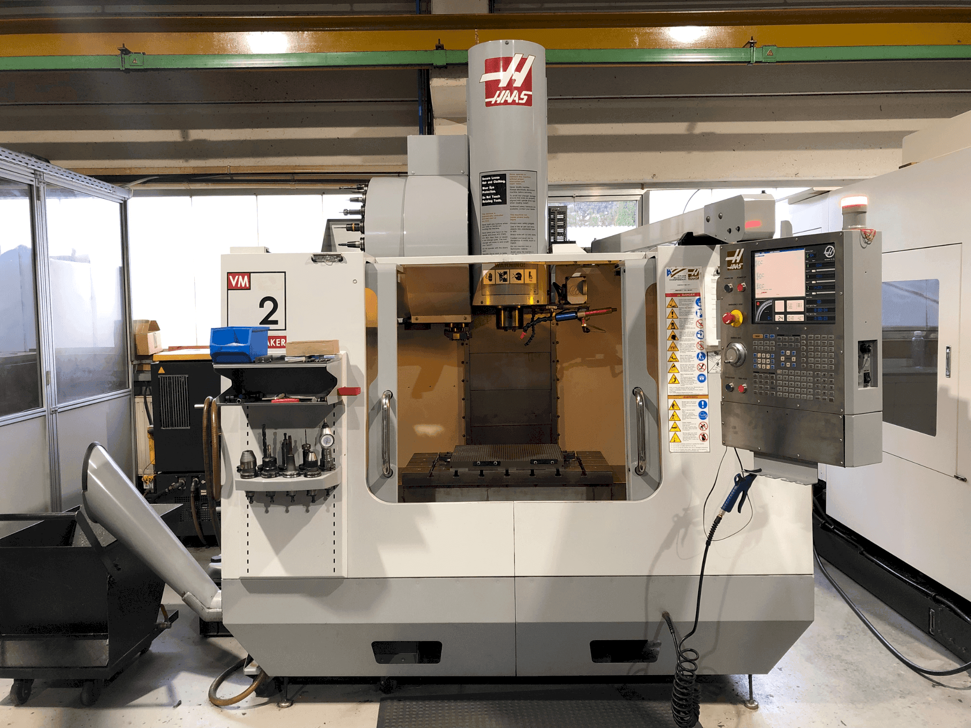 Prikaz  stroja HAAS VM-2HF  sprijeda