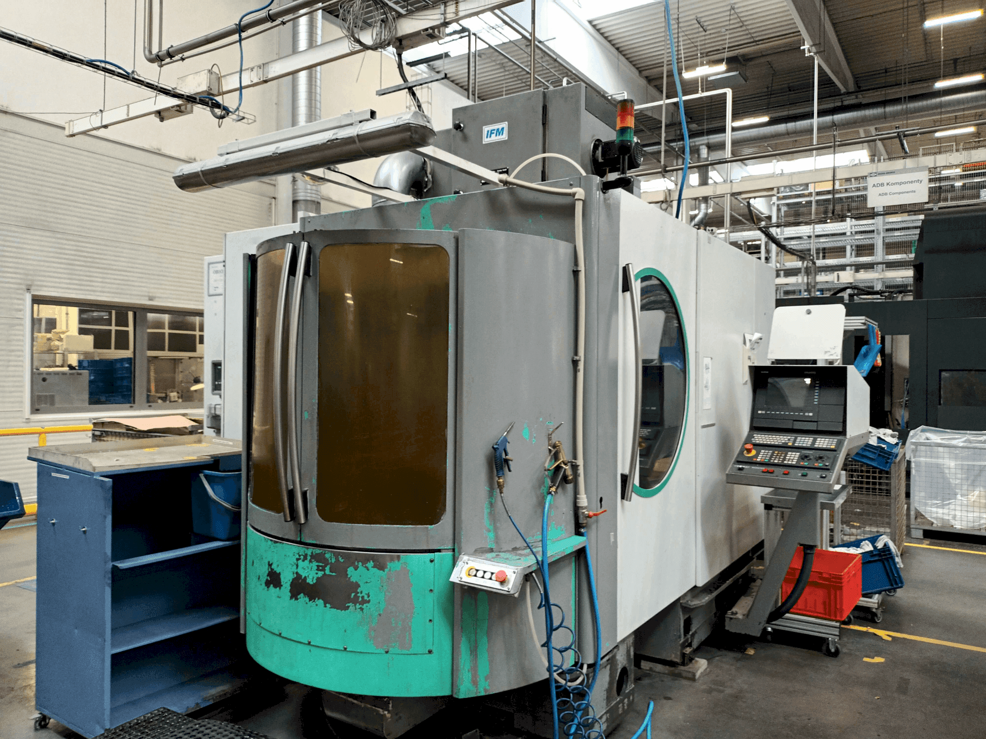 Prikaz  stroja DECKEL MAHO DMC 60H  sprijeda