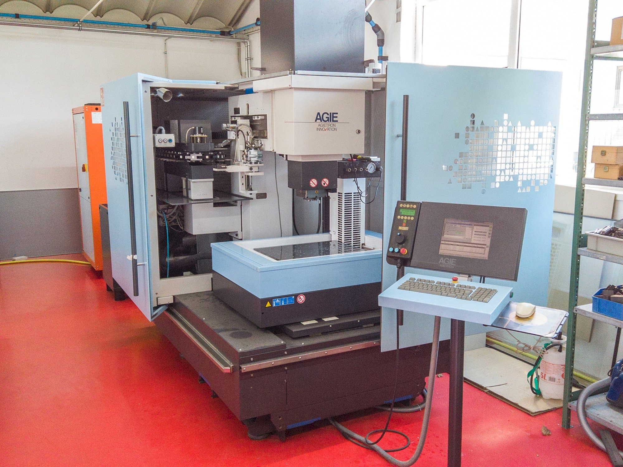 Prikaz  stroja AGIE AGIETRON INNOVATION 2  sprijeda