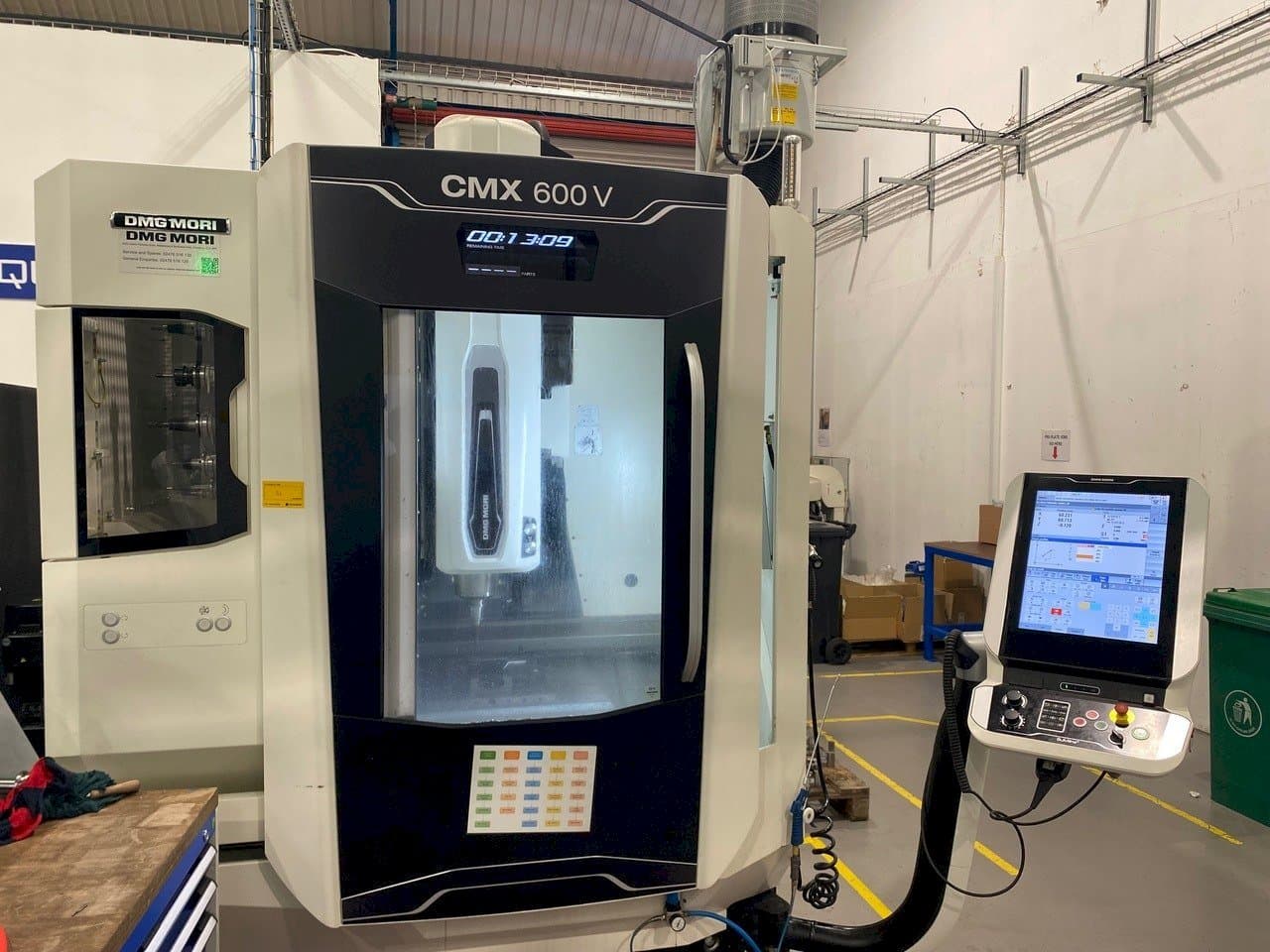 Prikaz  stroja DMG CMX 600 V  sprijeda