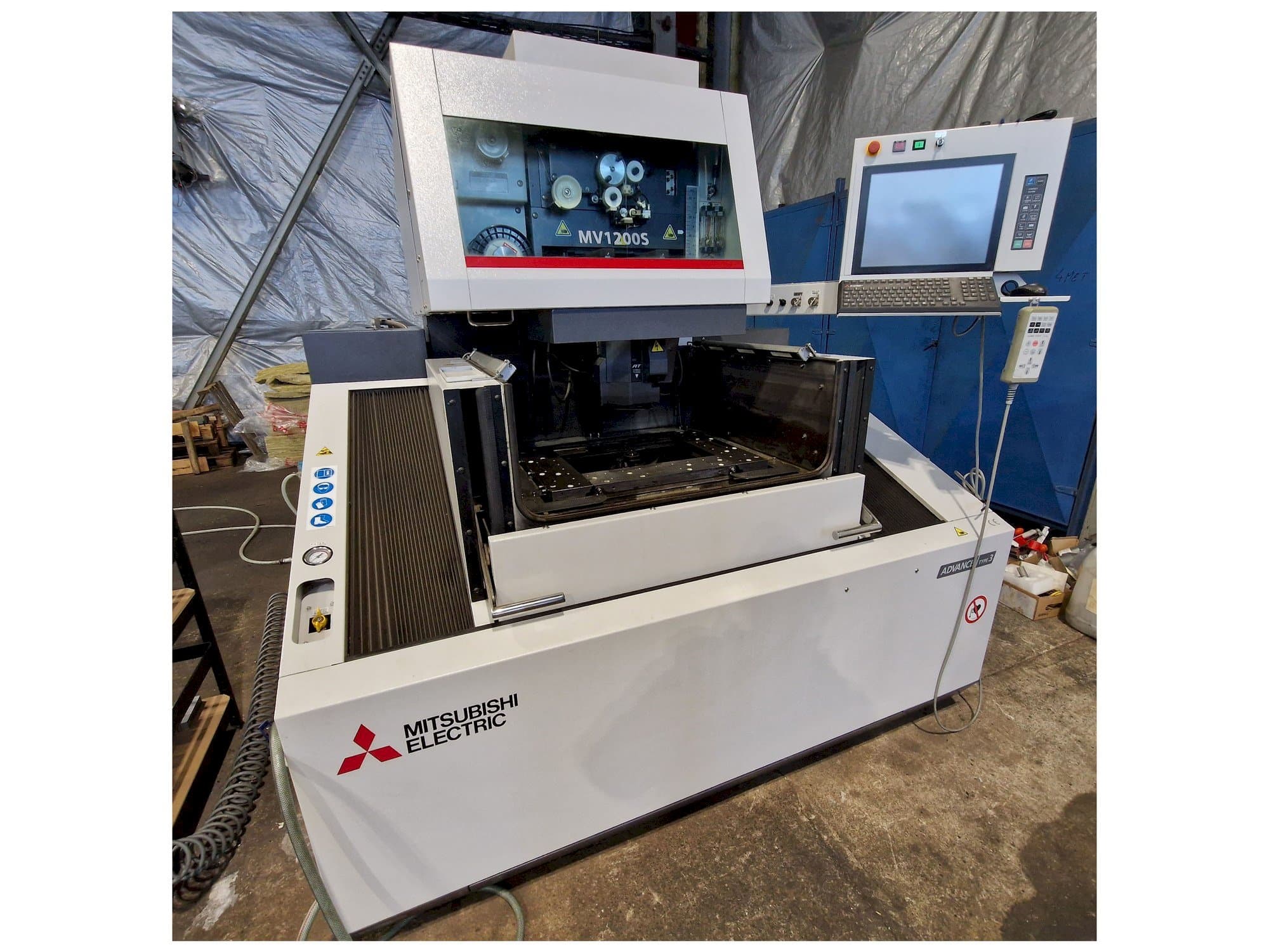 Prikaz  stroja Mitsubishi MV1200S  sprijeda