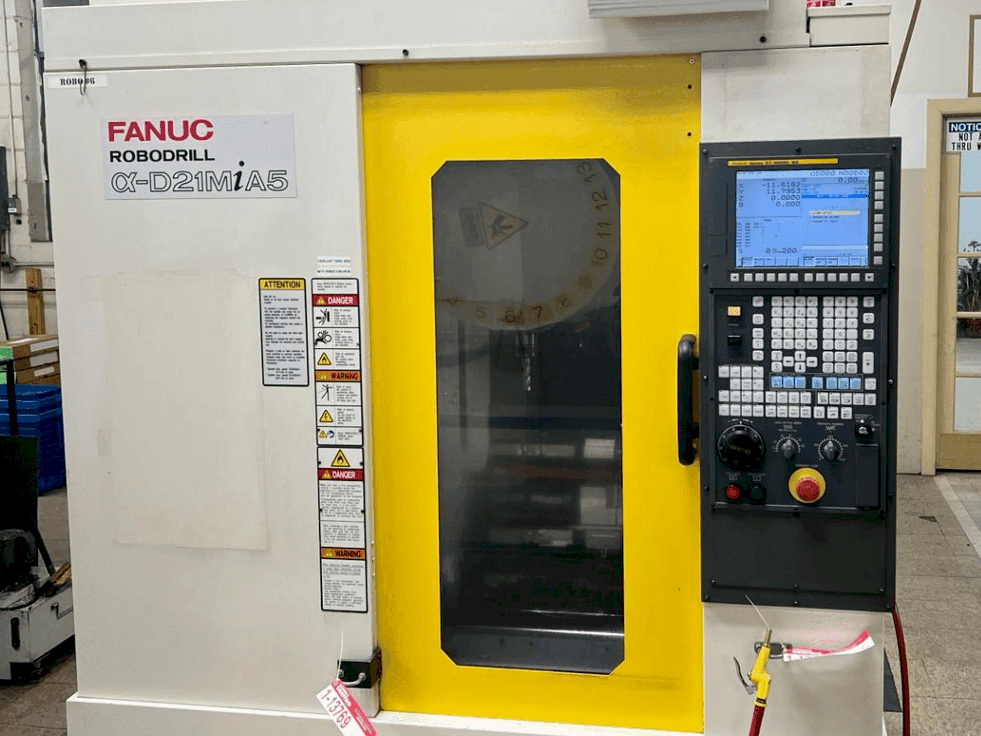 Prikaz  stroja FANUC Robodrill D21MiA5  sprijeda