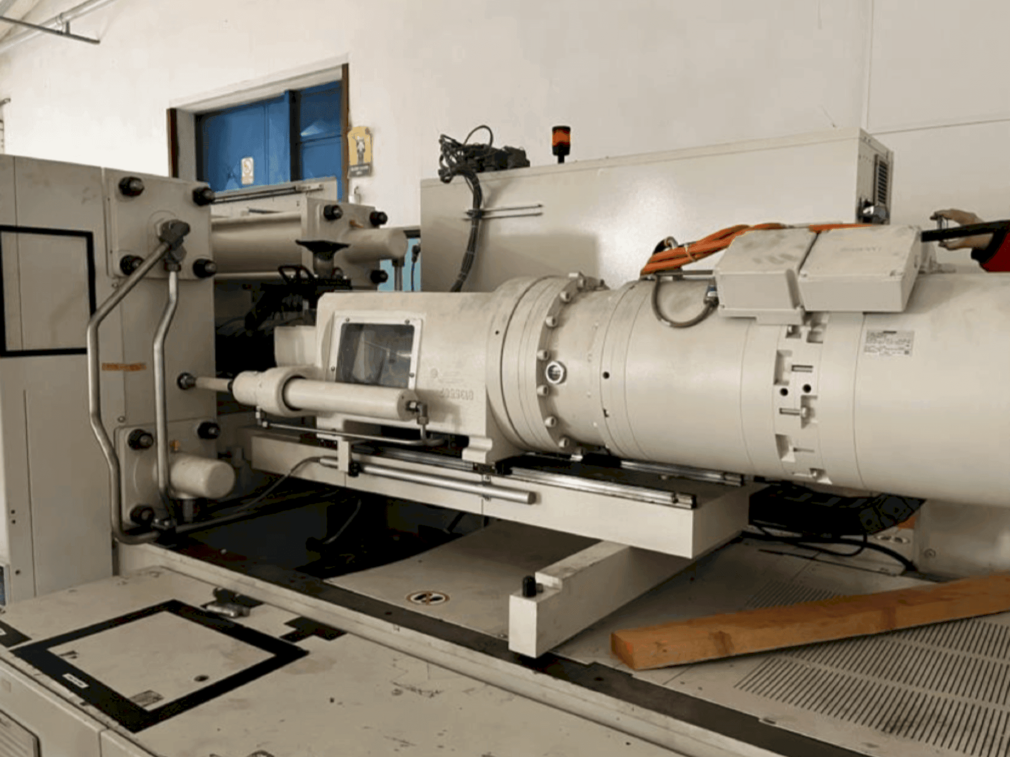 Prikaz  stroja Krauss Maffei 200-750 CX  sprijeda