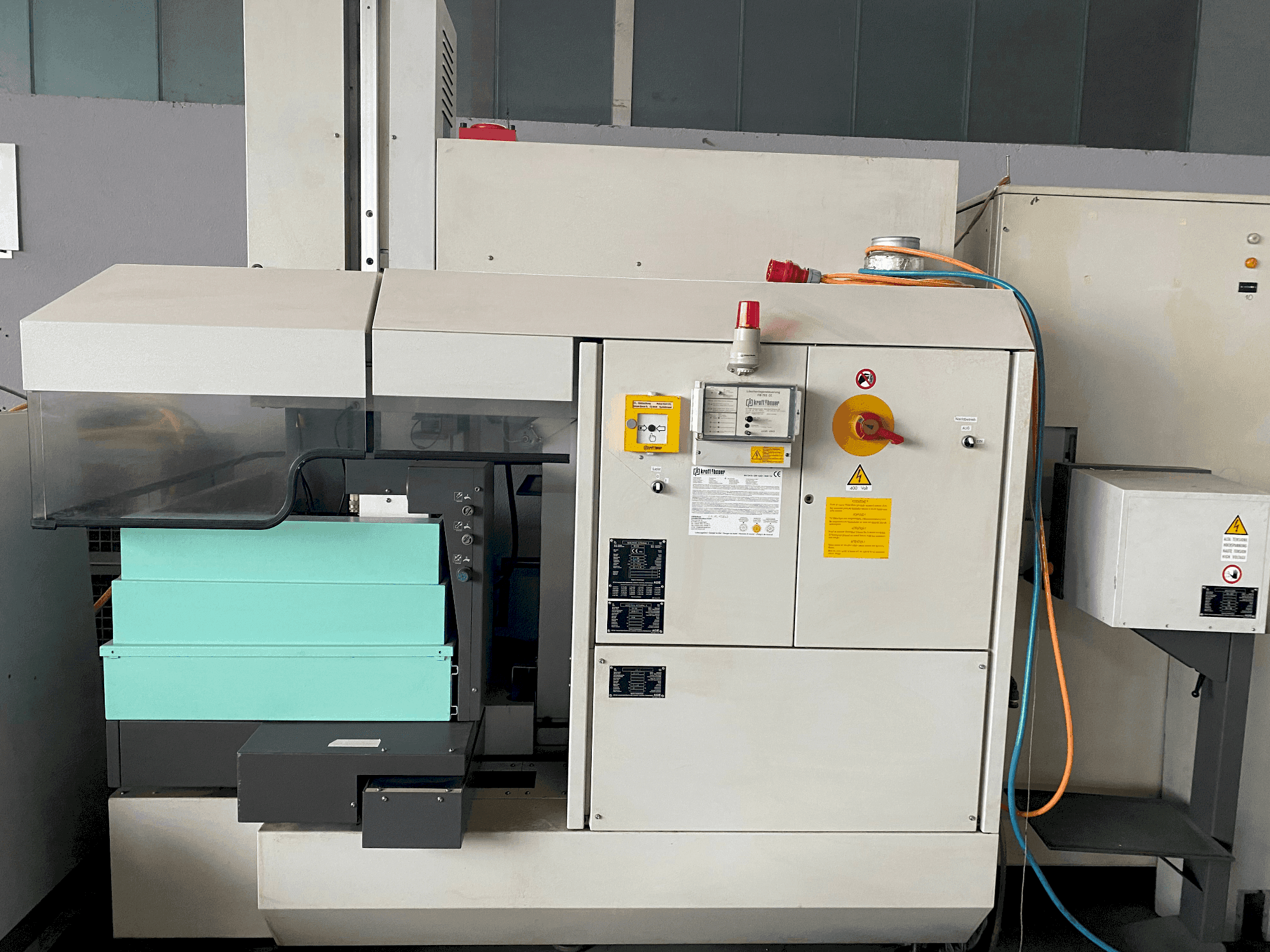 Prikaz  stroja AGIE Agietron Integral 2  sprijeda