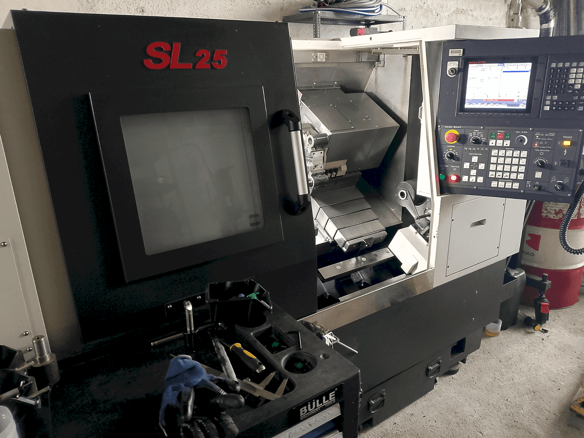 Prikaz  stroja Akira Seiki SL 25  sprijeda