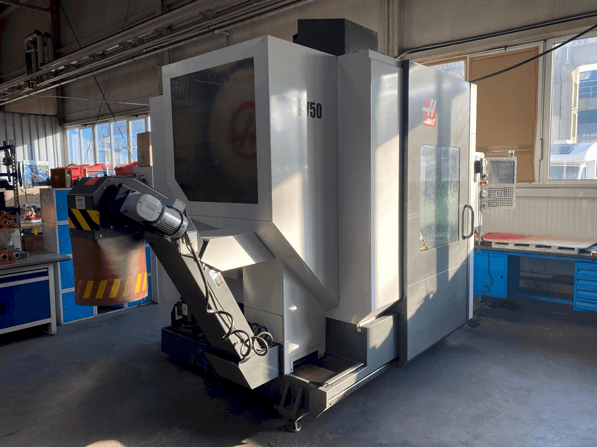 Prikaz  stroja HAAS UMC-750  sprijeda