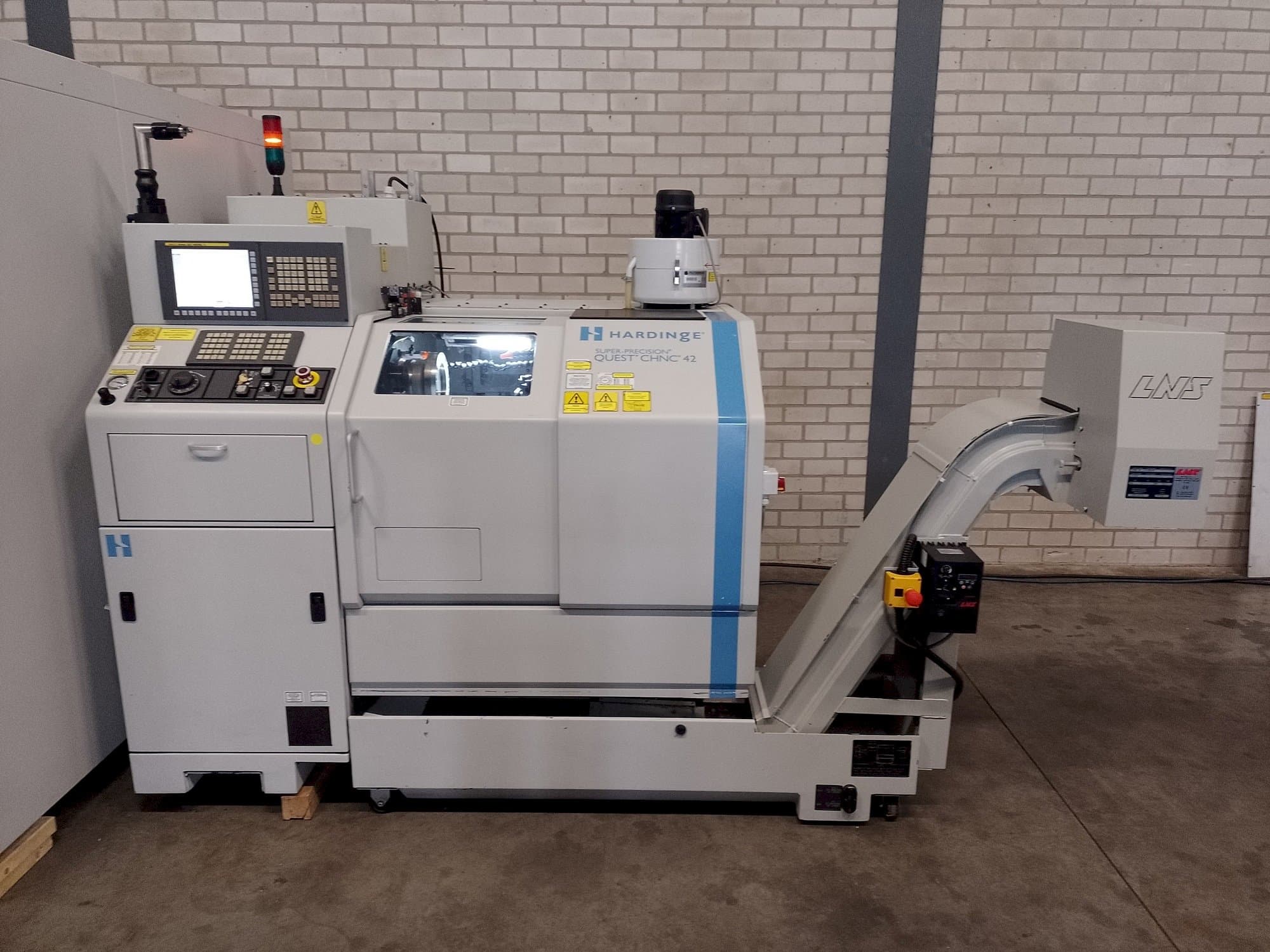 Prikaz  stroja HARDINGE Quest chnc 42  sprijeda