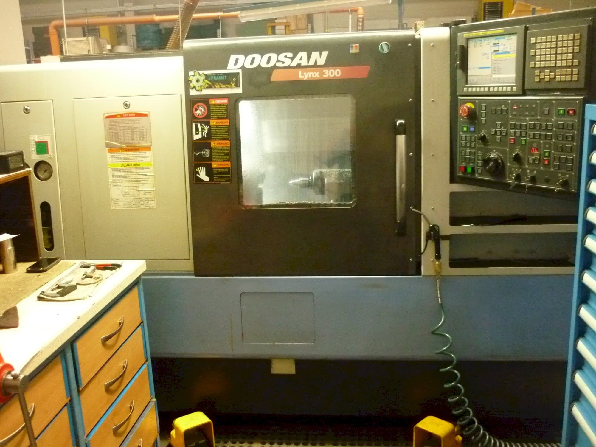 Prikaz  stroja Doosan LYNX 300  sprijeda