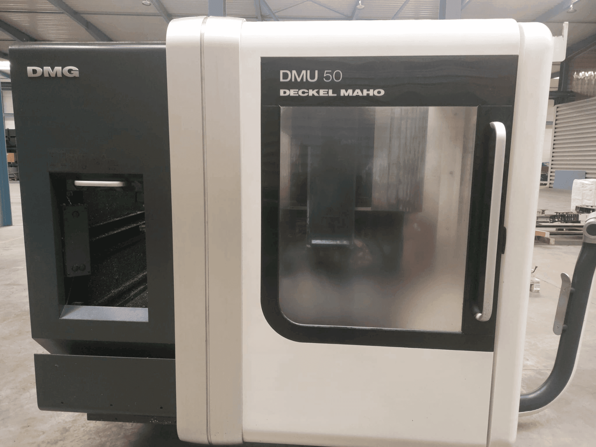 Prikaz  stroja DMG DECKEL MAHO DMU 50  sprijeda