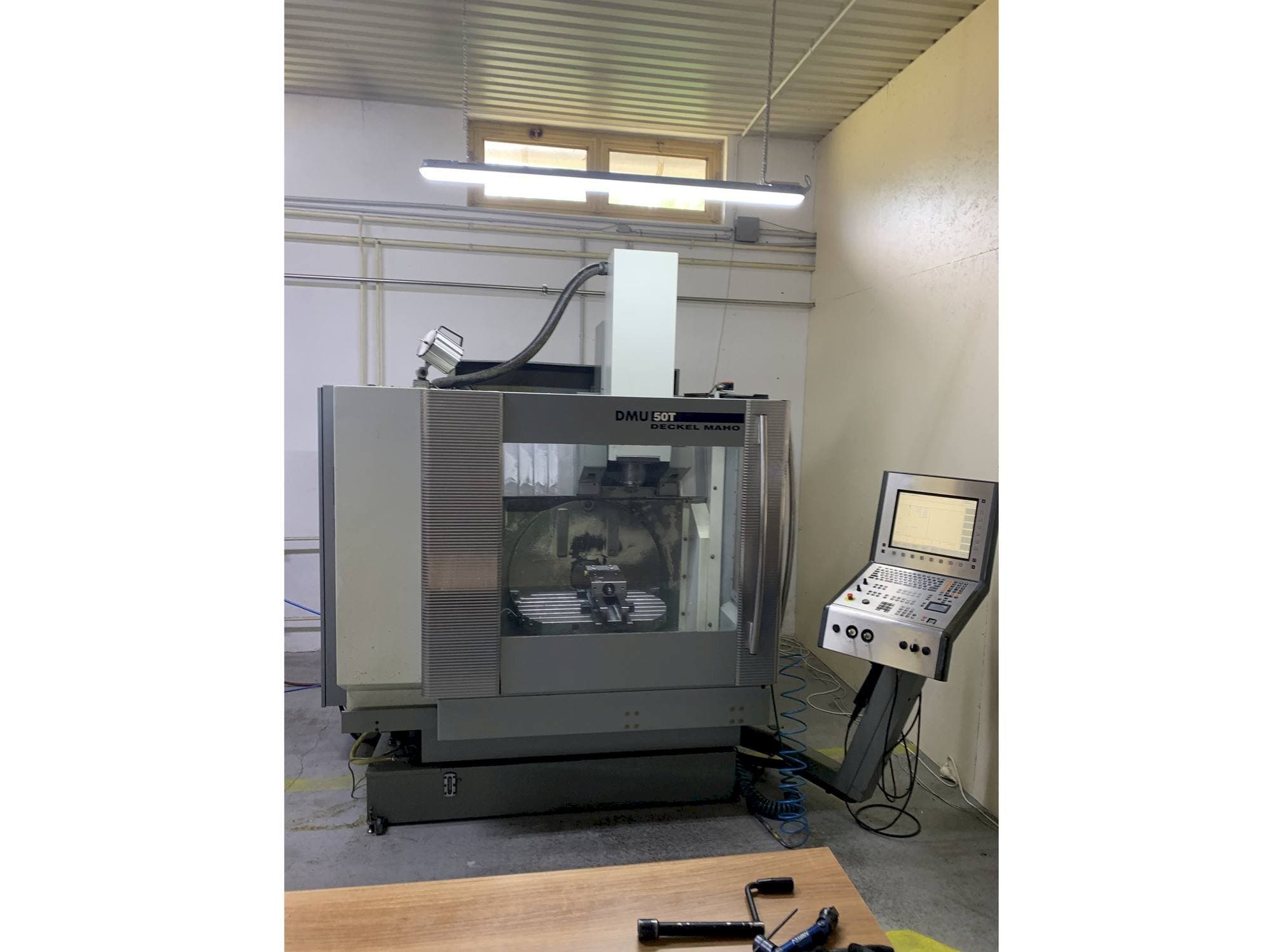 Prikaz  stroja DECKEL MAHO DMU 50T  sprijeda
