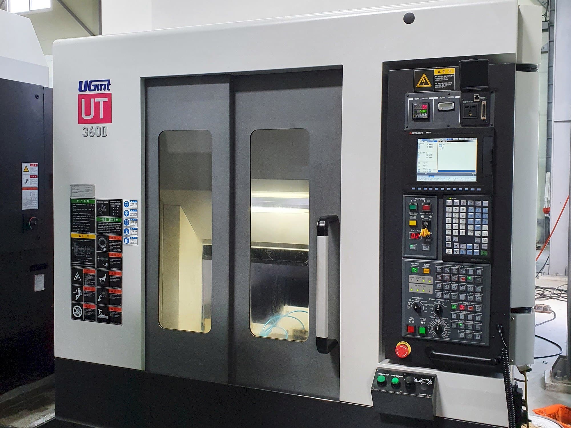 Prikaz  stroja UGINT UT360D  sprijeda