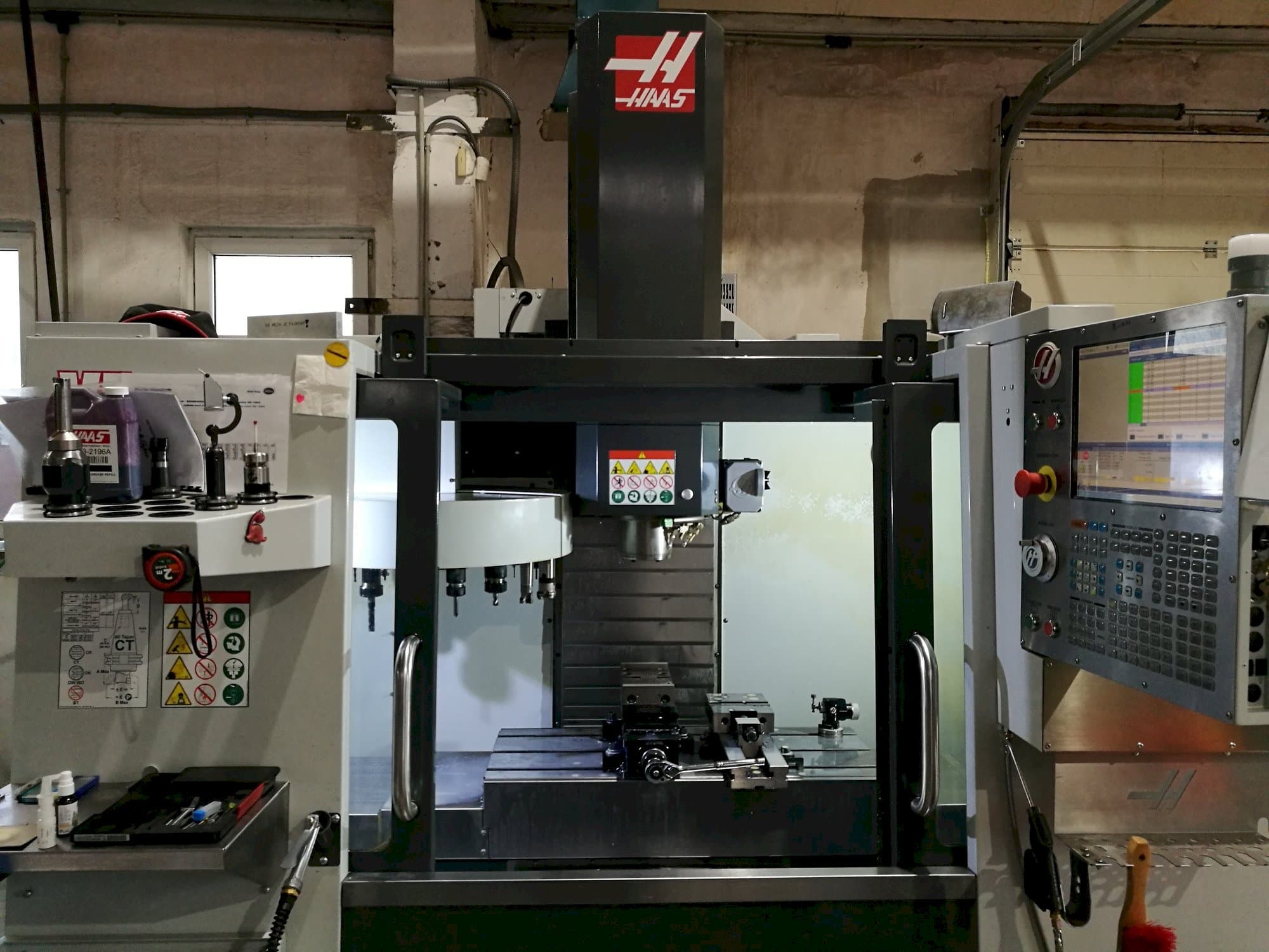 Prikaz  stroja HAAS VF-2  sprijeda